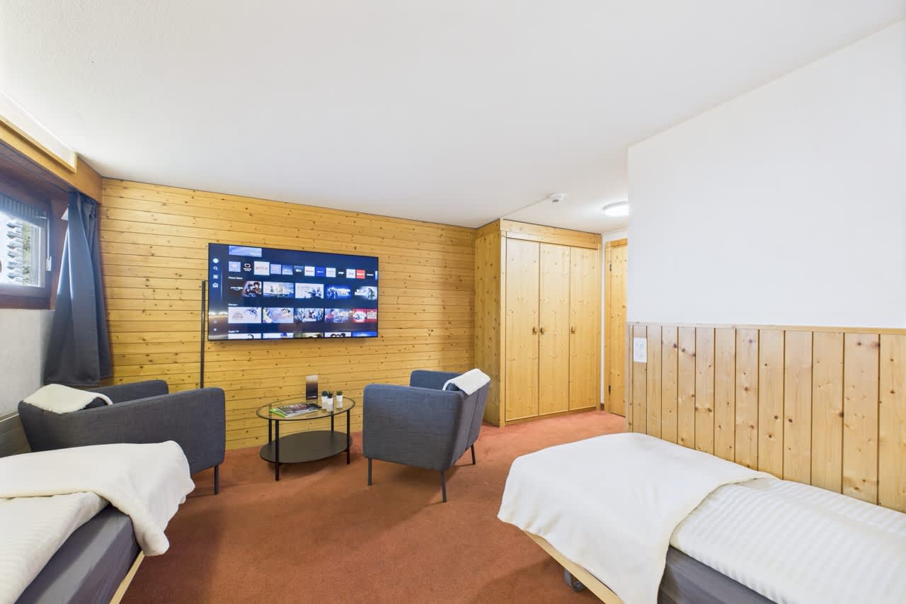 Central Twin Room in Saas-Fee | Self Check-in — 9