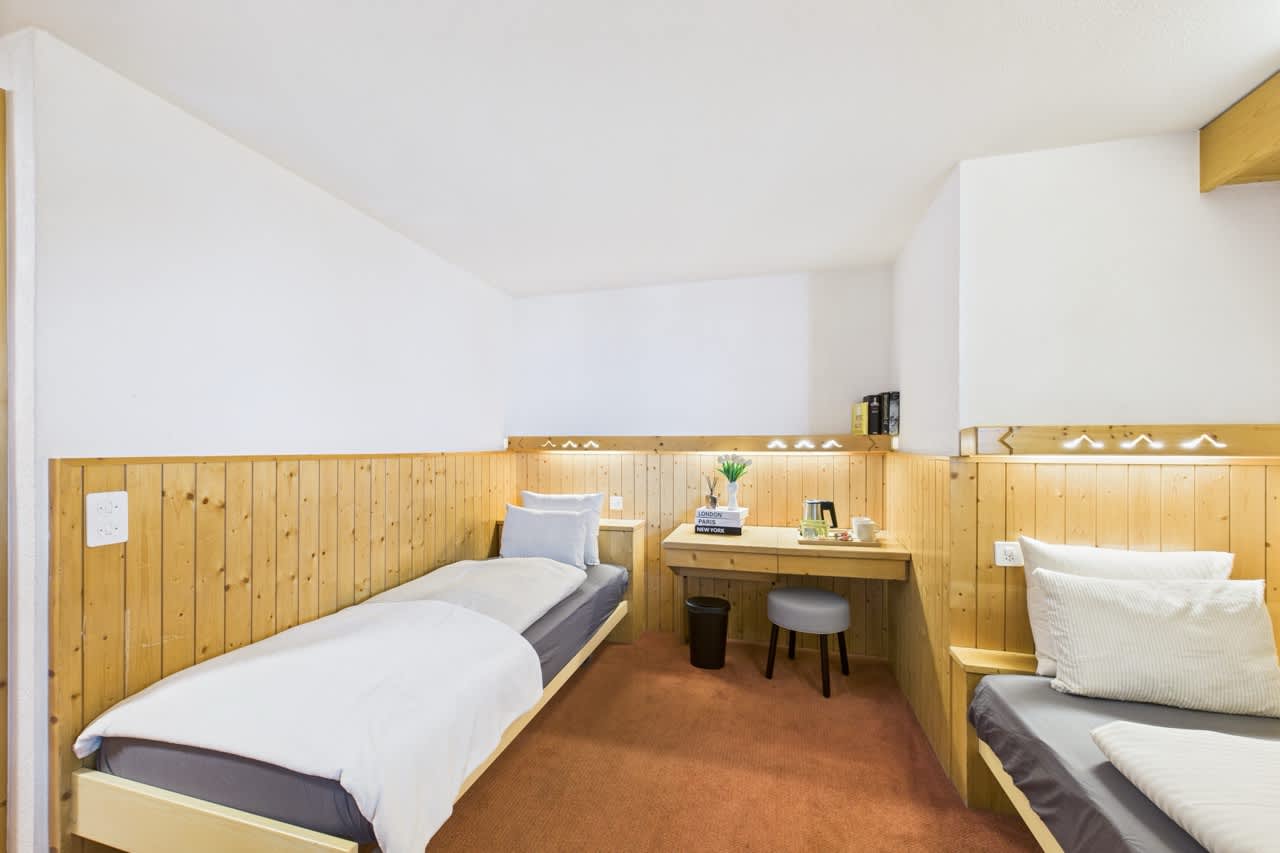 Central Twin Room in Saas-Fee | Self Check-in — 13