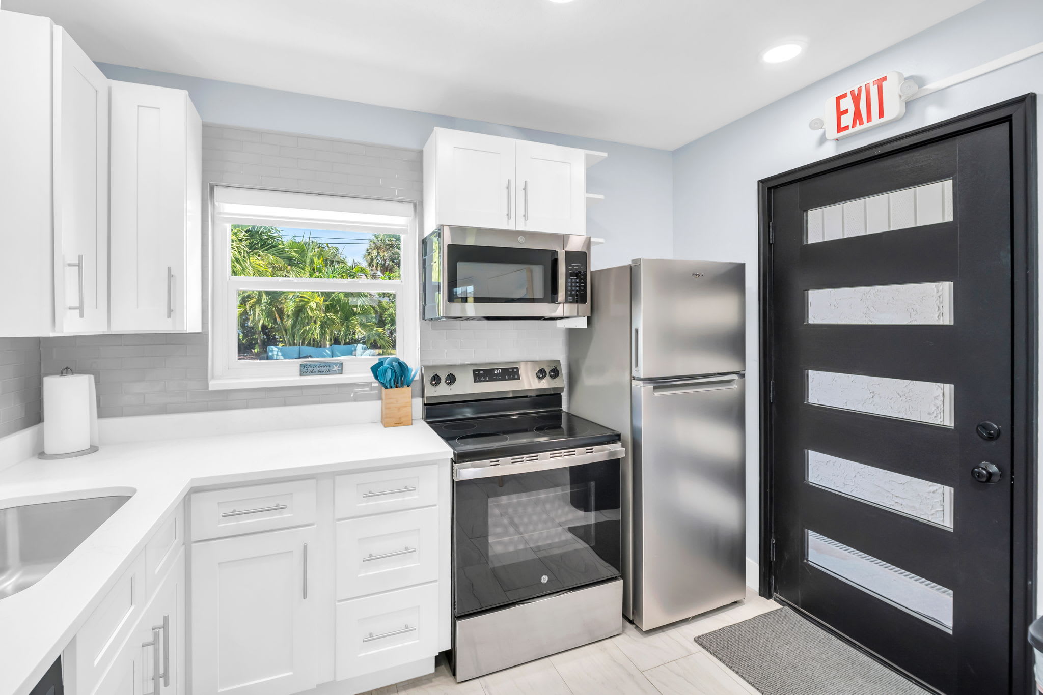 Coastal Chic Cottage 2 Blocks to Beach | Heated Pool