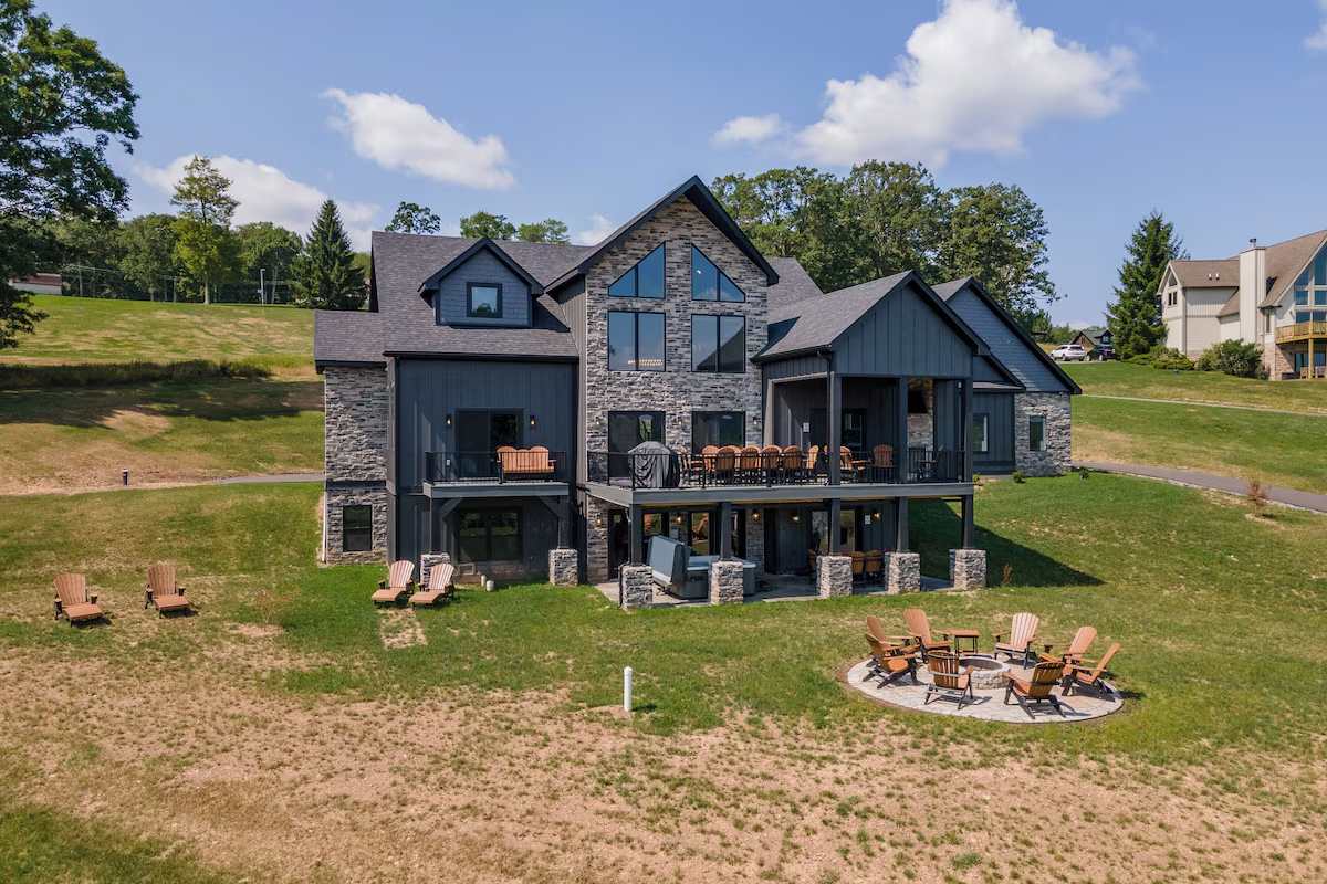 The Crooked Oak Lodge - Deep Creek Lake - Indoor Pool & Hot Tub - Dogs Welcome — Deep Creek, MD — vacation rental