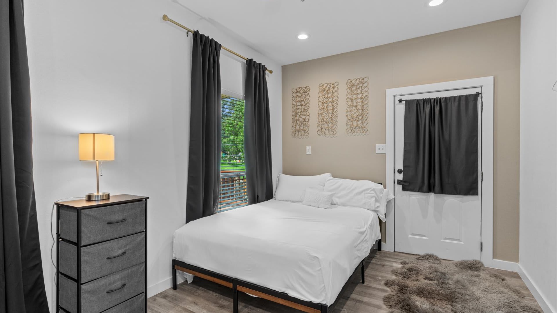 Bedroom with double bed and fresh linens 