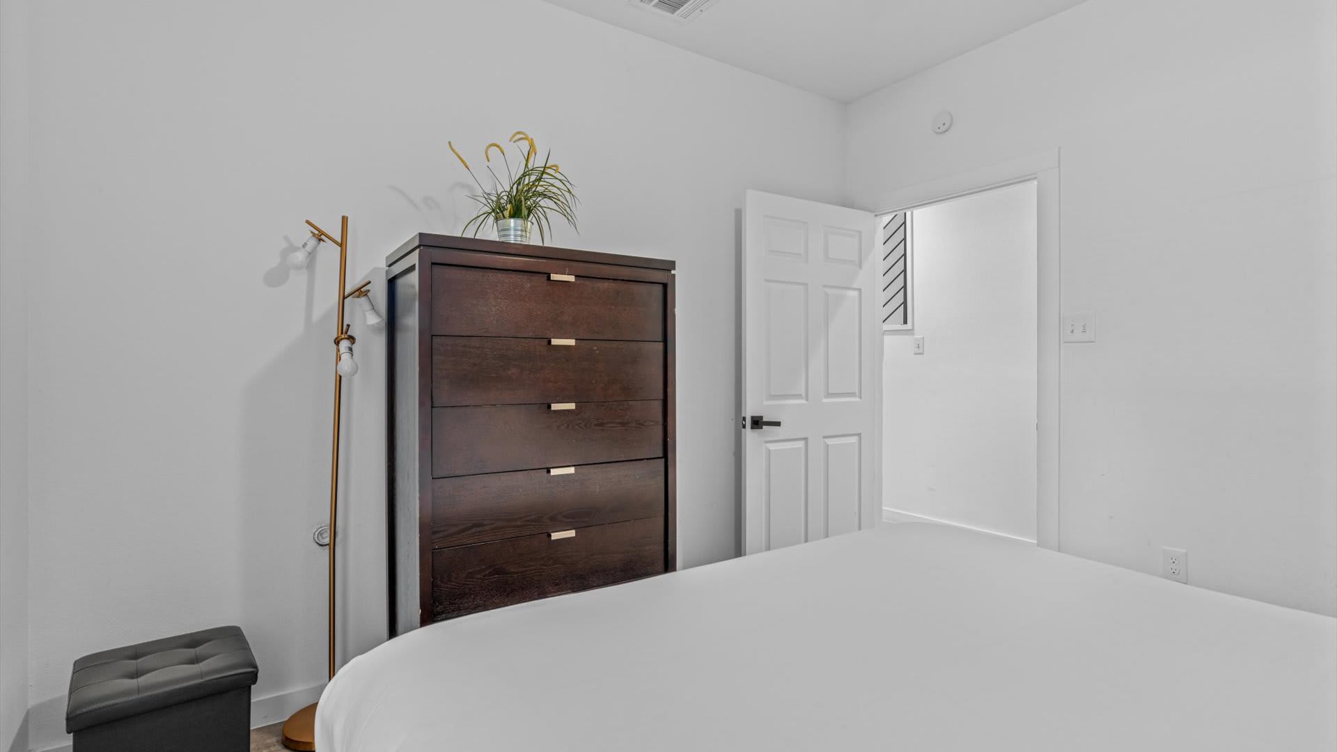 King bedroom with fresh linens 