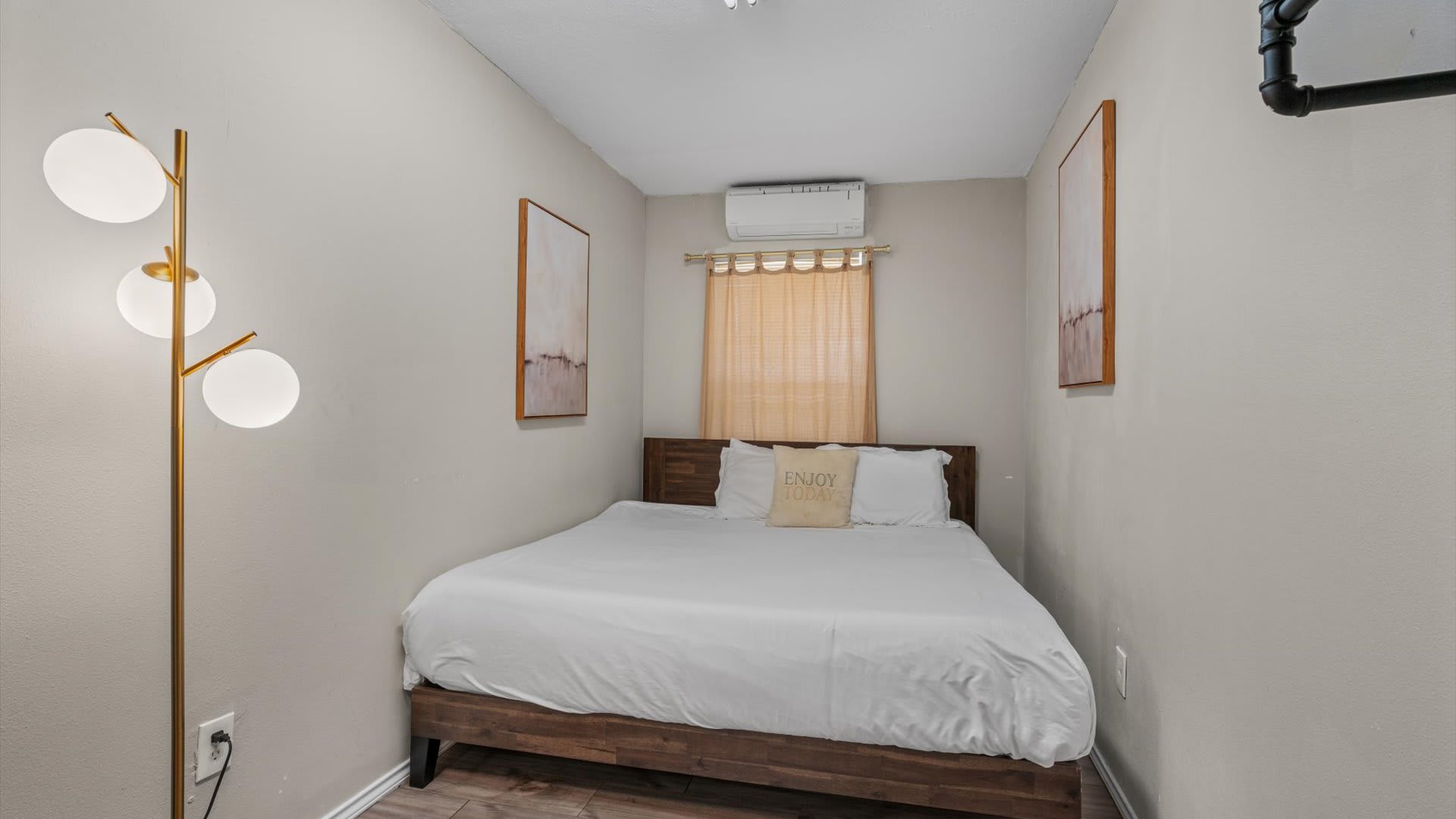 King bedroom with fresh linens 