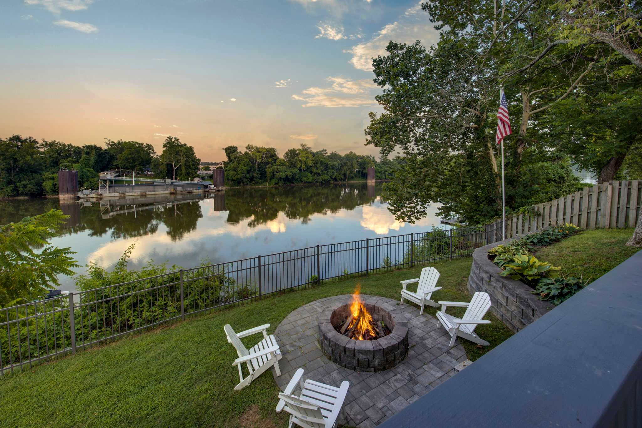 Cumberland Riverfront Home · Fire Pit · Sleeps 10