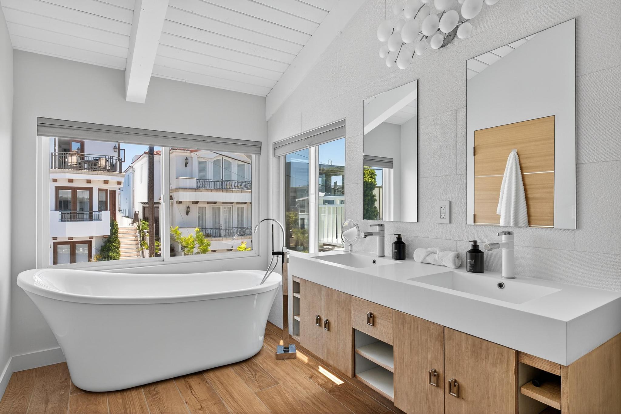 Your Coastal Getaway in Manhattan Beach Awaits!