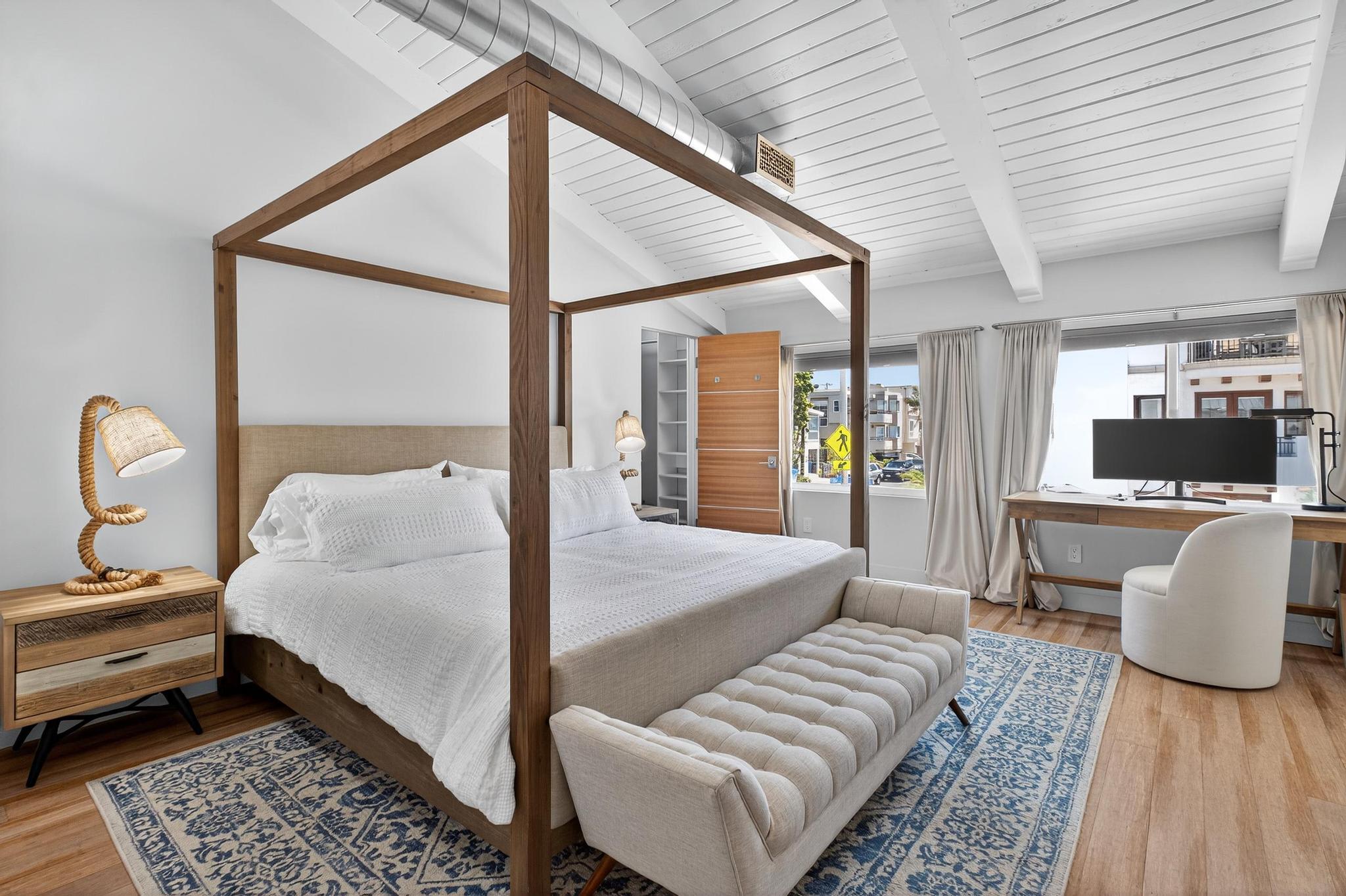 Your Coastal Getaway in Manhattan Beach Awaits!