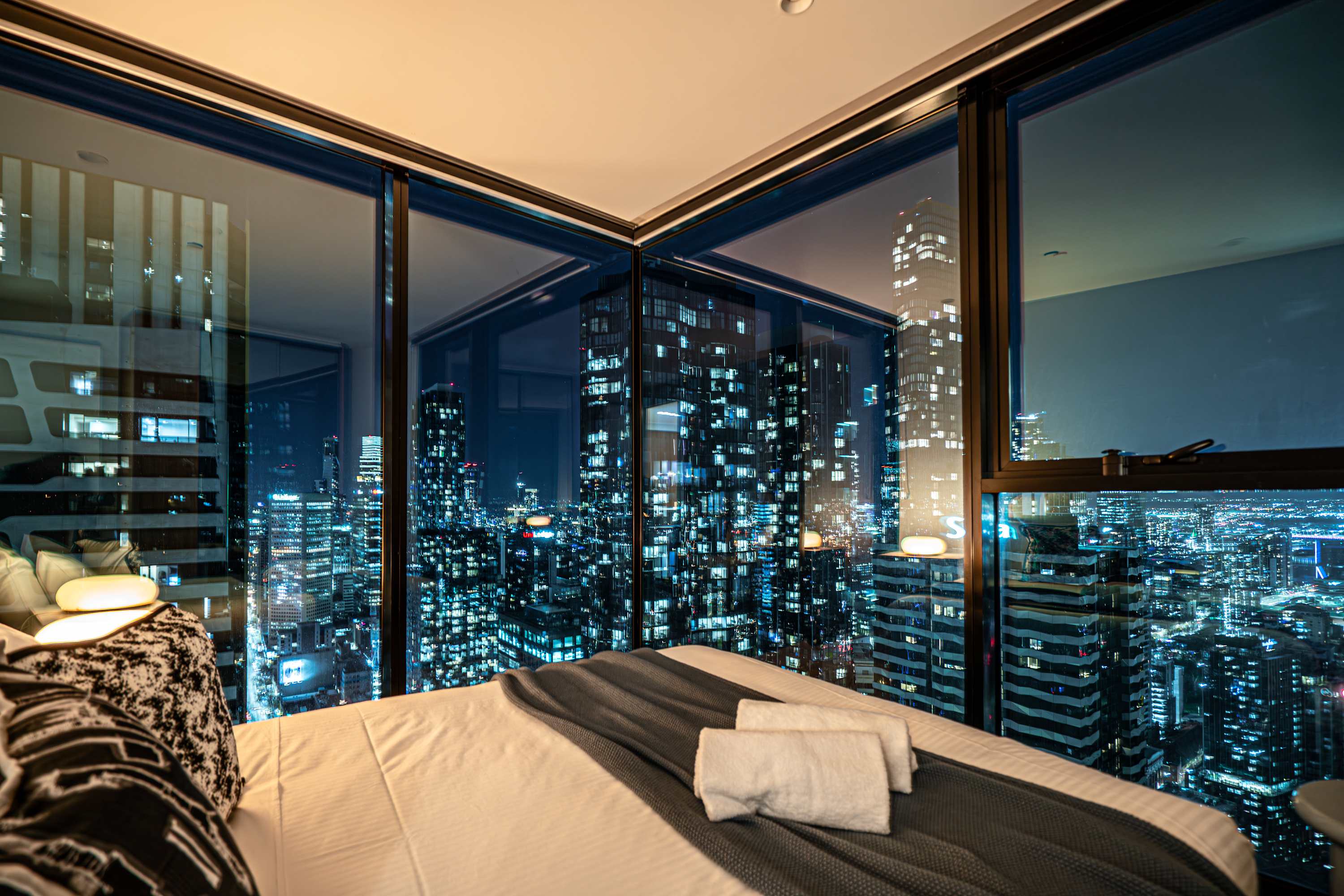 High-Rise CBD 3B Apt L50 | Luxe City Views+Parking