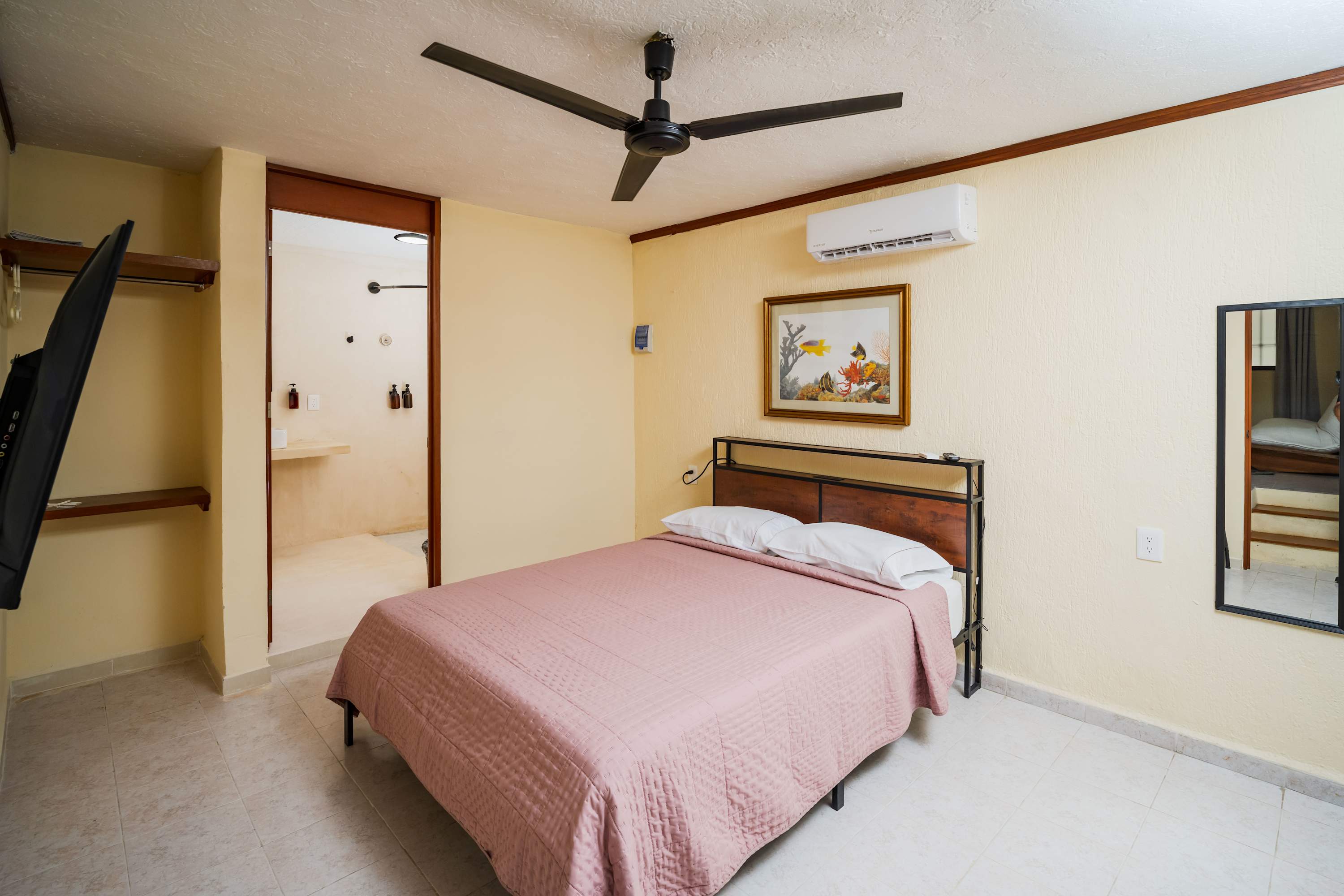 Private 1-Bedroom Suite in Cancún with Living Area 2