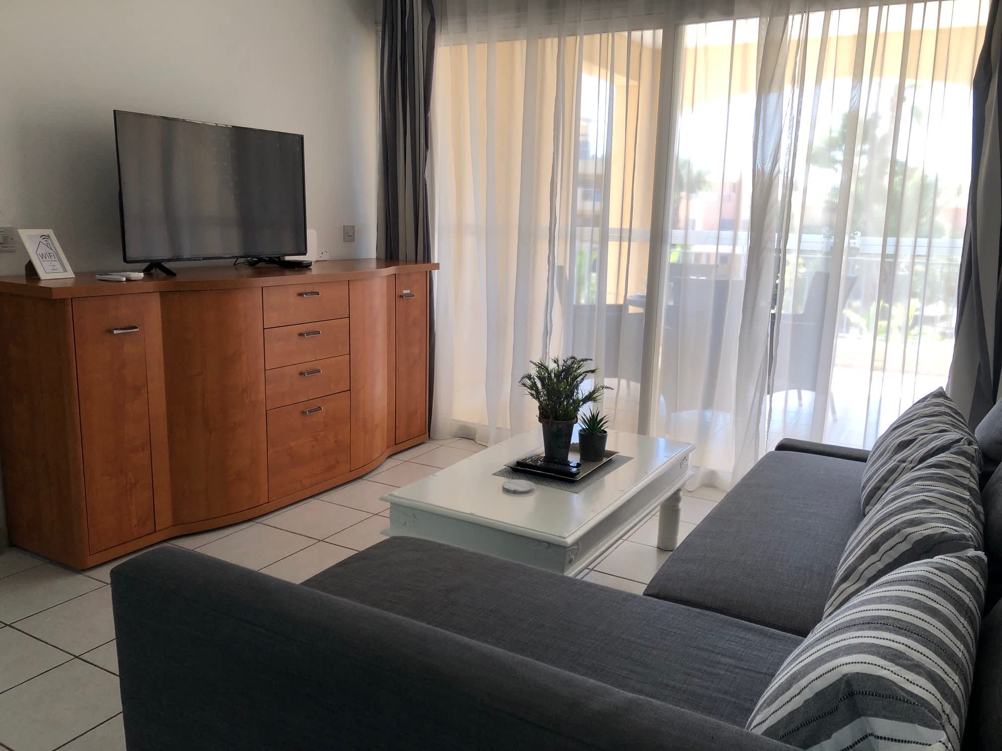 Limnaria: Modern 1 Bed, Pool Views, 5min To Beach