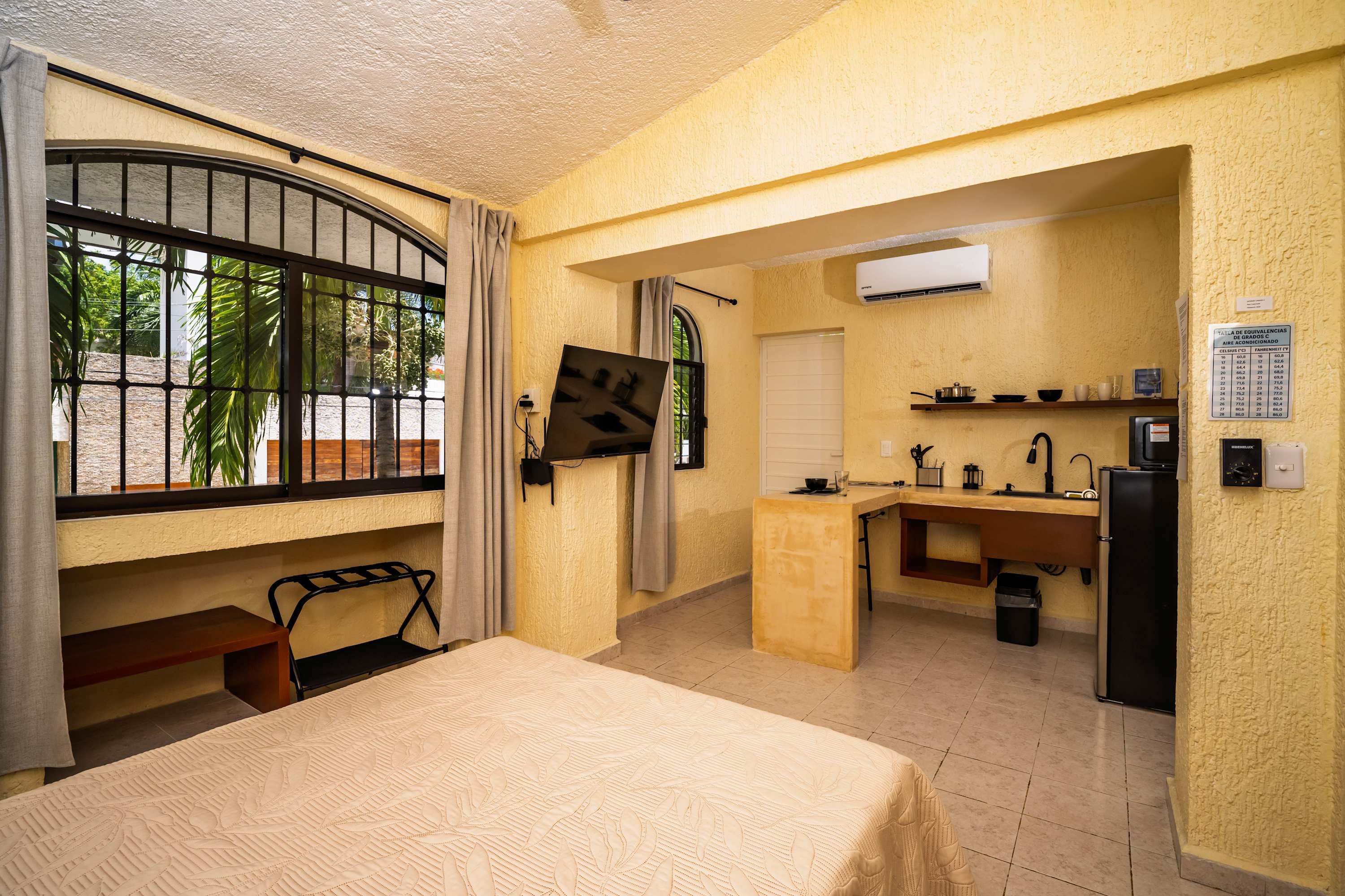 Cozy Cancún Studio with Outdoor Dining & Park View 3