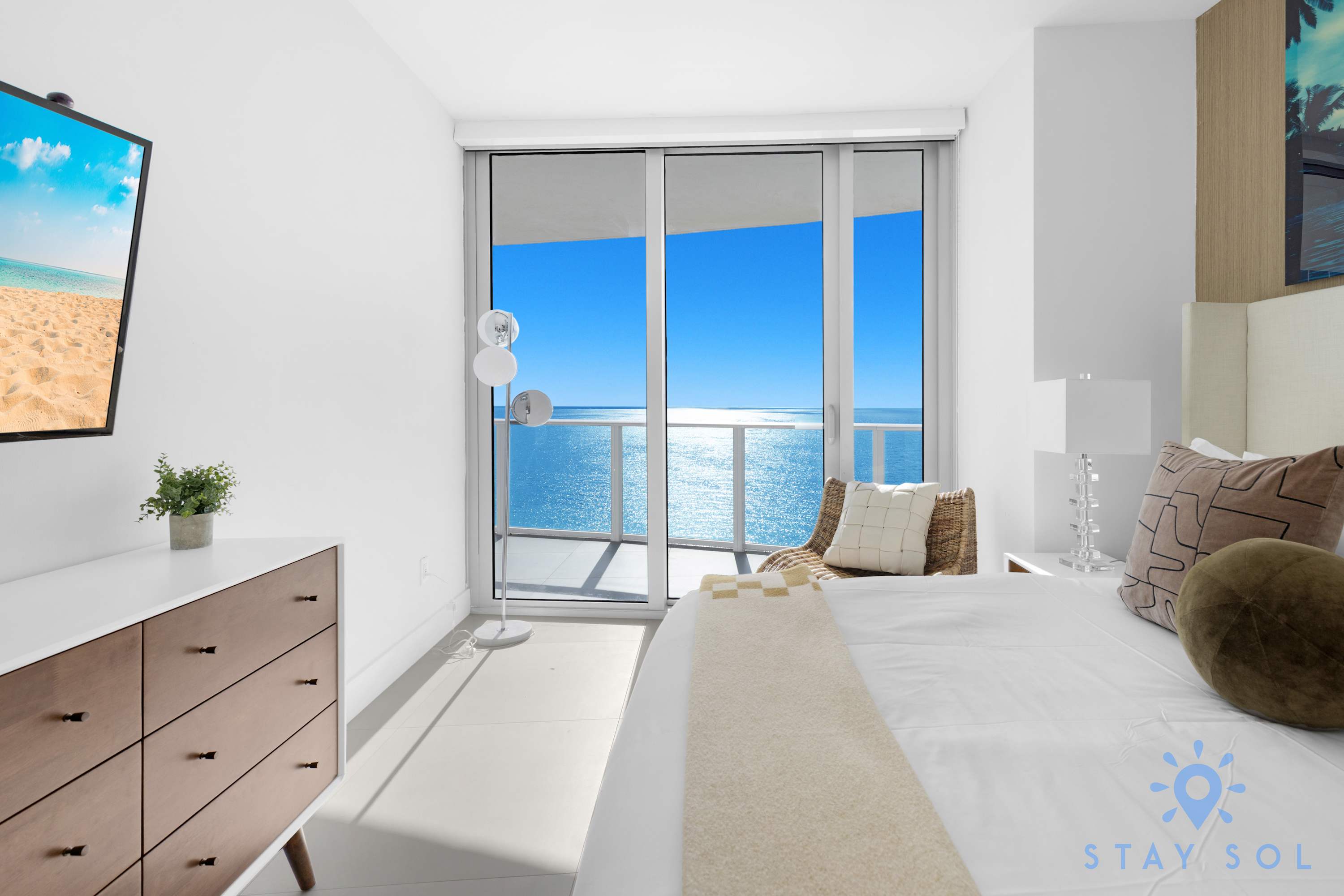 Beautiful Beachfront Apt: Balcony + Pool & Gym