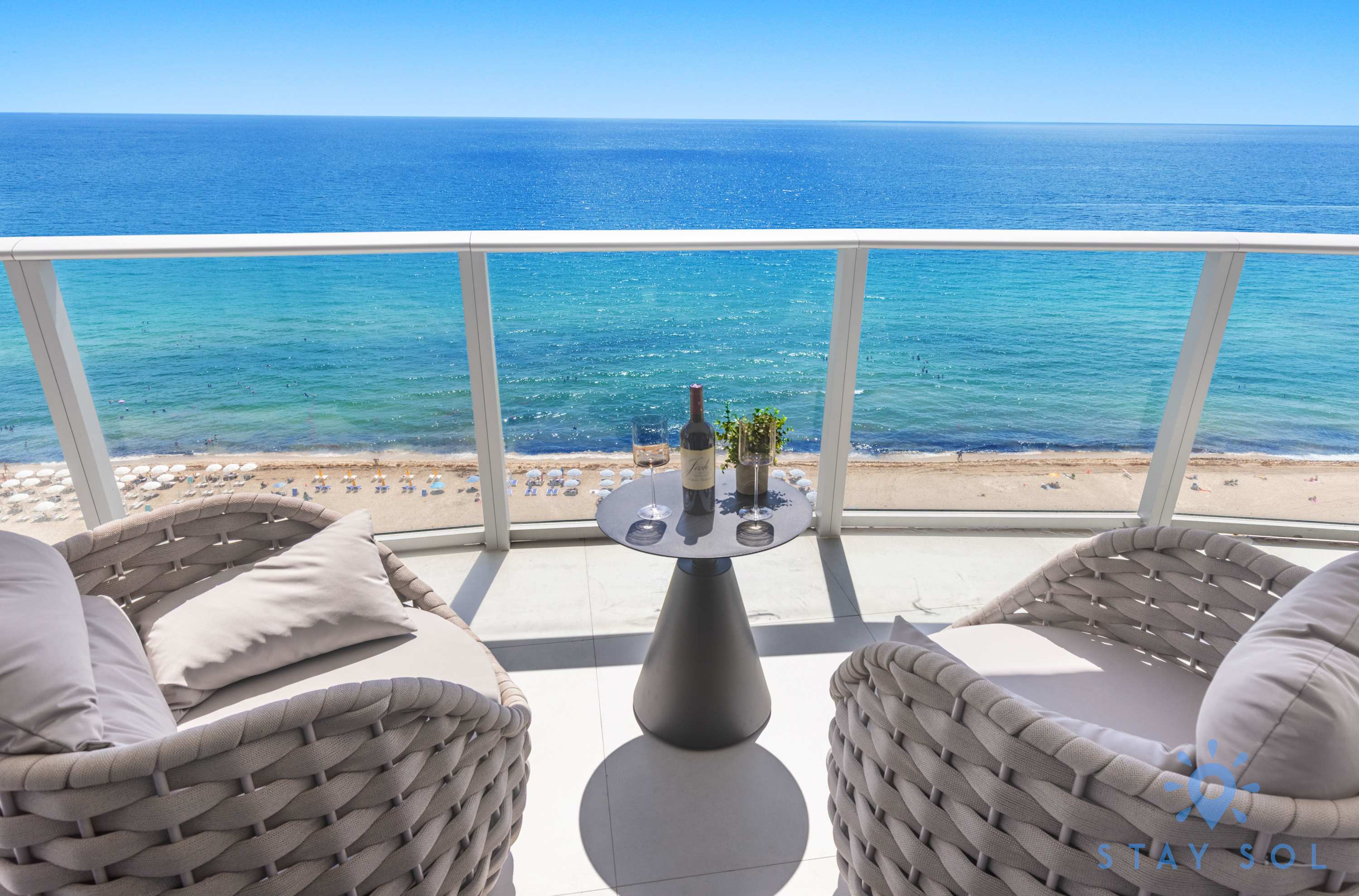 Beautiful Beachfront Apt: Balcony + Pool & Gym