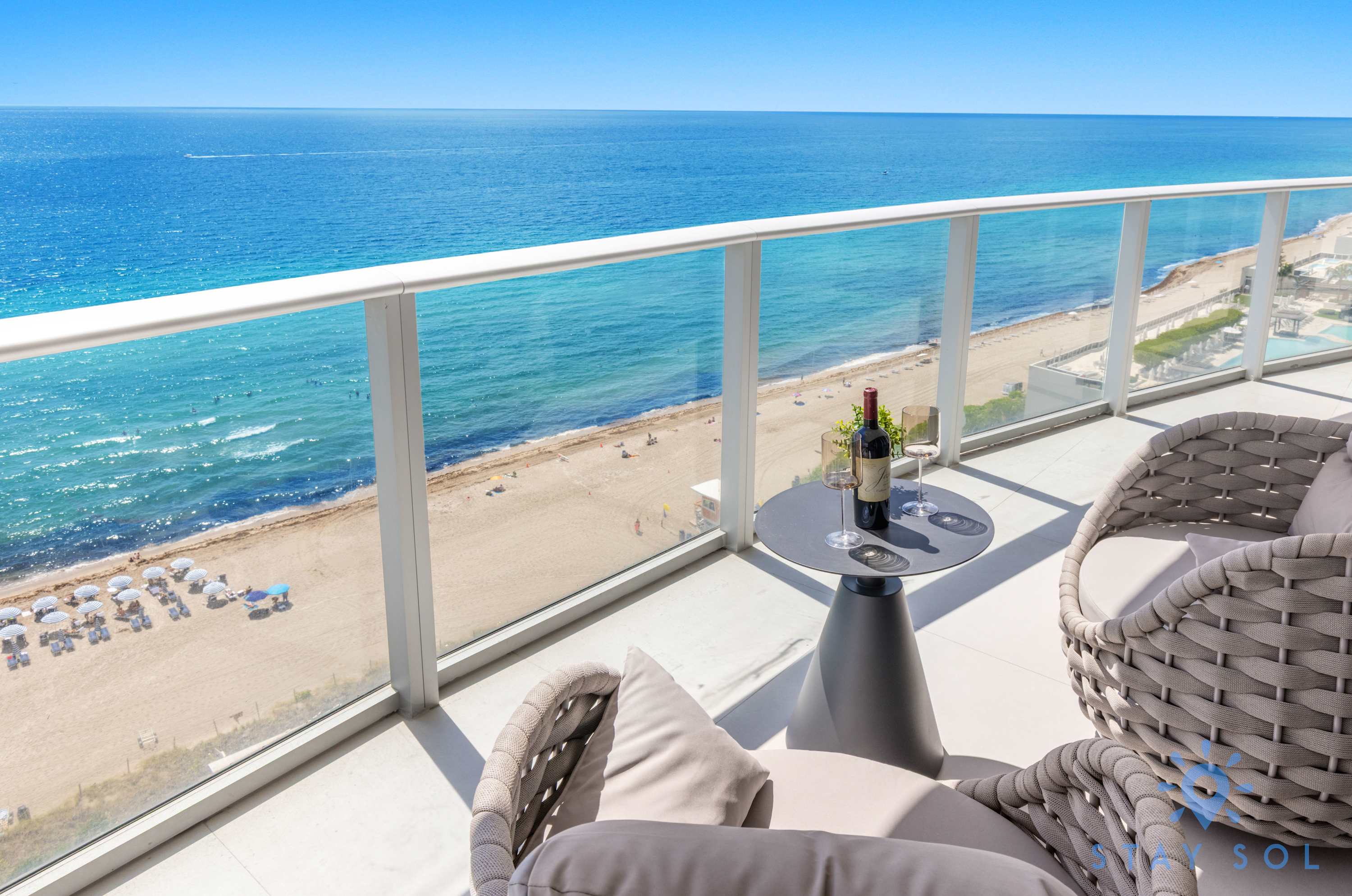 Beautiful Beachfront Apt: Balcony + Pool & Gym
