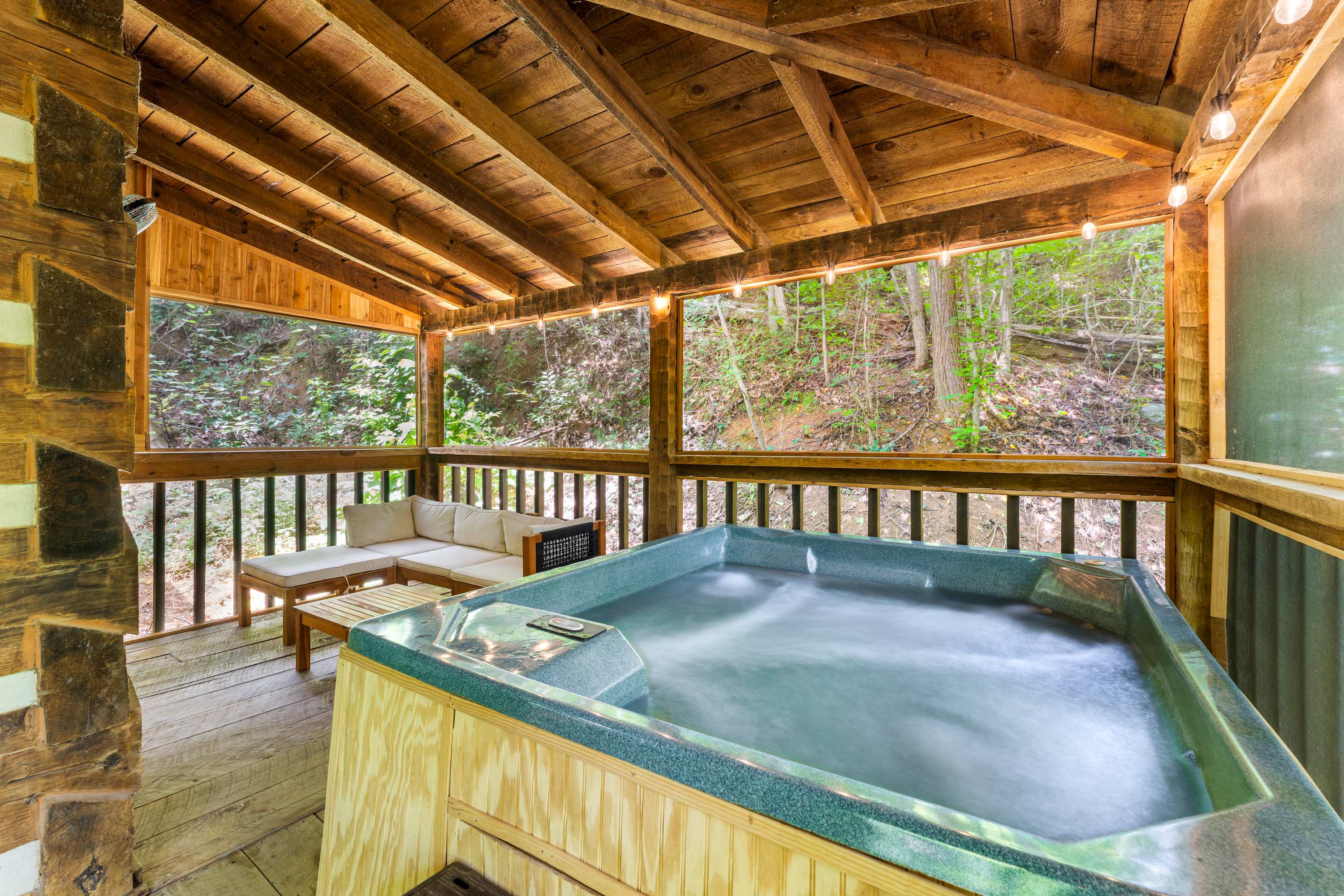 Girls' Trip Cabin for 6 w/Hot Tub & Fire Pit!