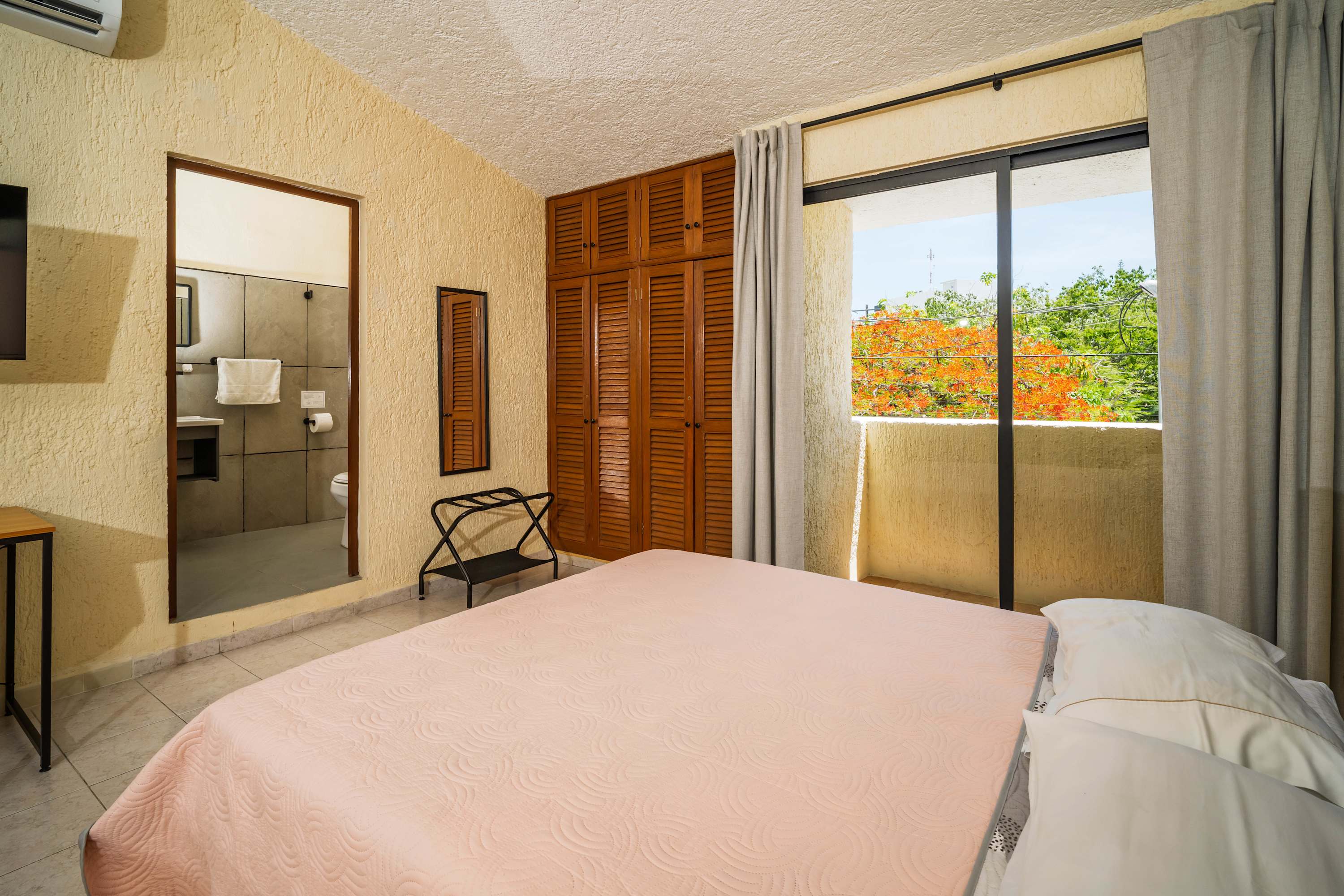 Breezy Studio in Cancún with Balcony & Park View