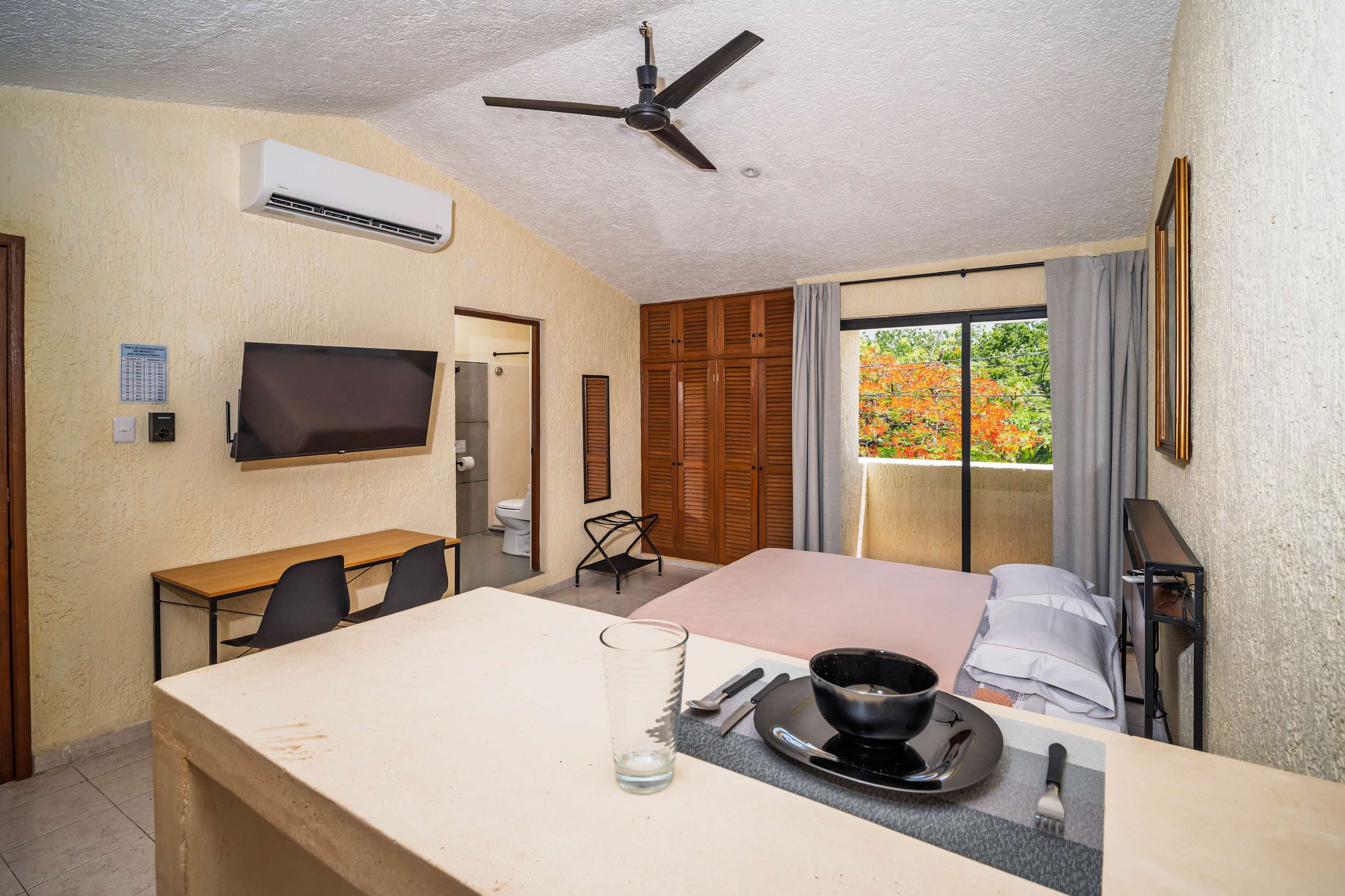Breezy Studio in Cancún with Balcony & Park View 6