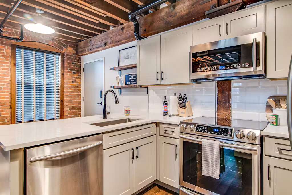 Luxury Condo | Pool & Gym | Near Broadway