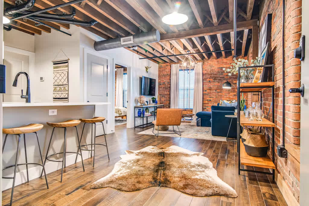 Luxury Condo | Pool & Gym | Near Broadway