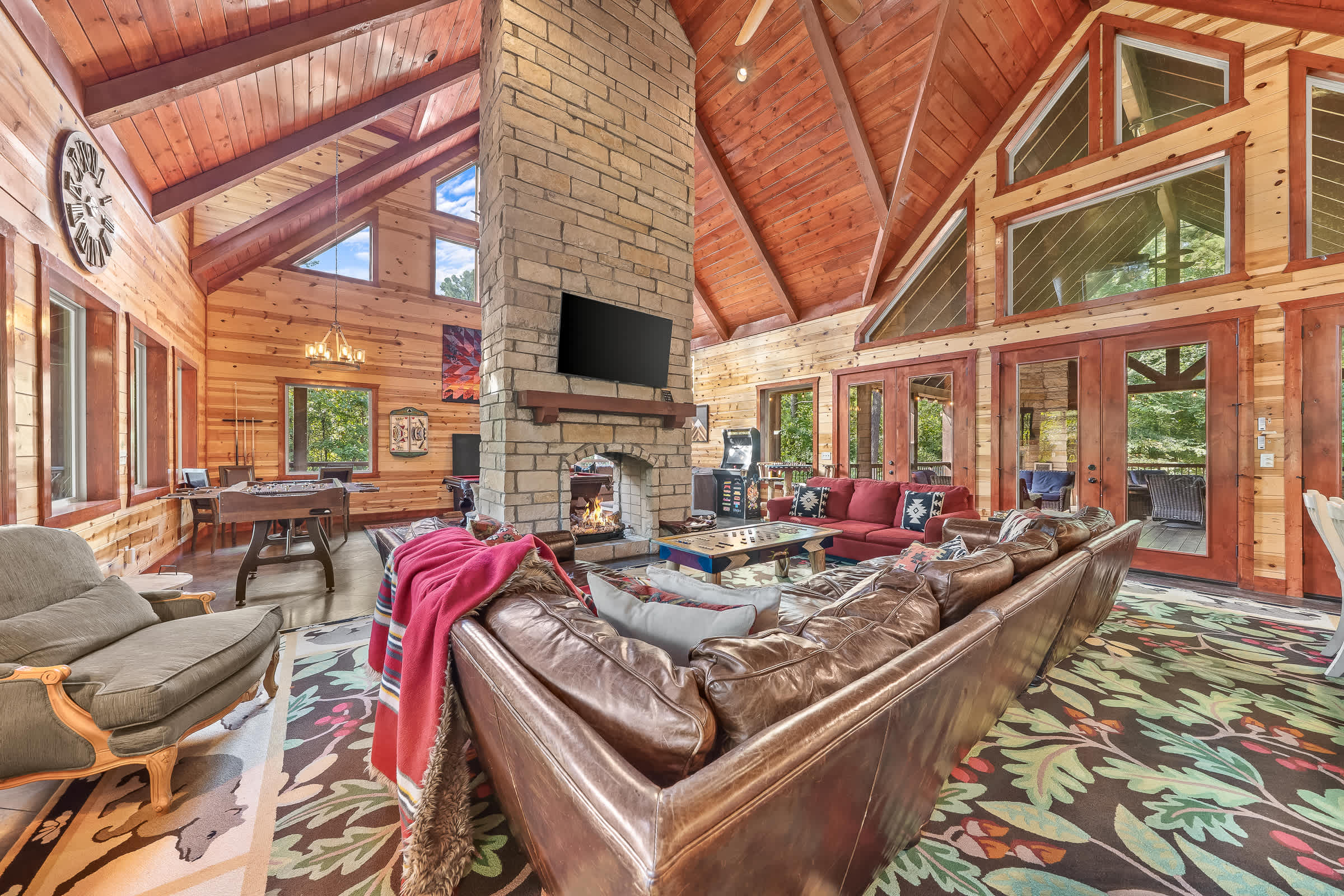 New! 6BR Spa-Firepit-Pool Table-Arcade-Mini Golf!