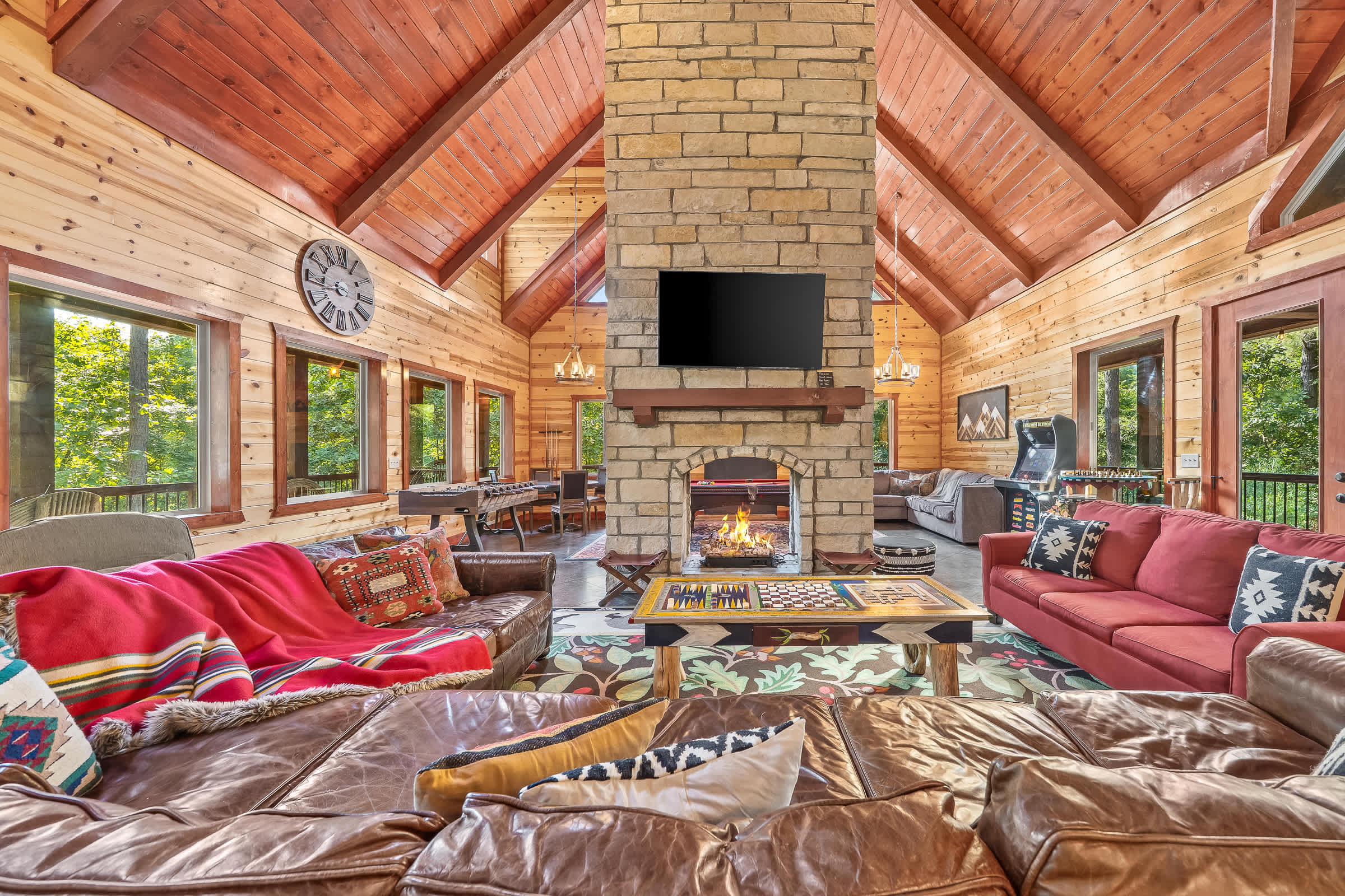New! 6BR Spa-Firepit-Pool Table-Arcade-Mini Golf!