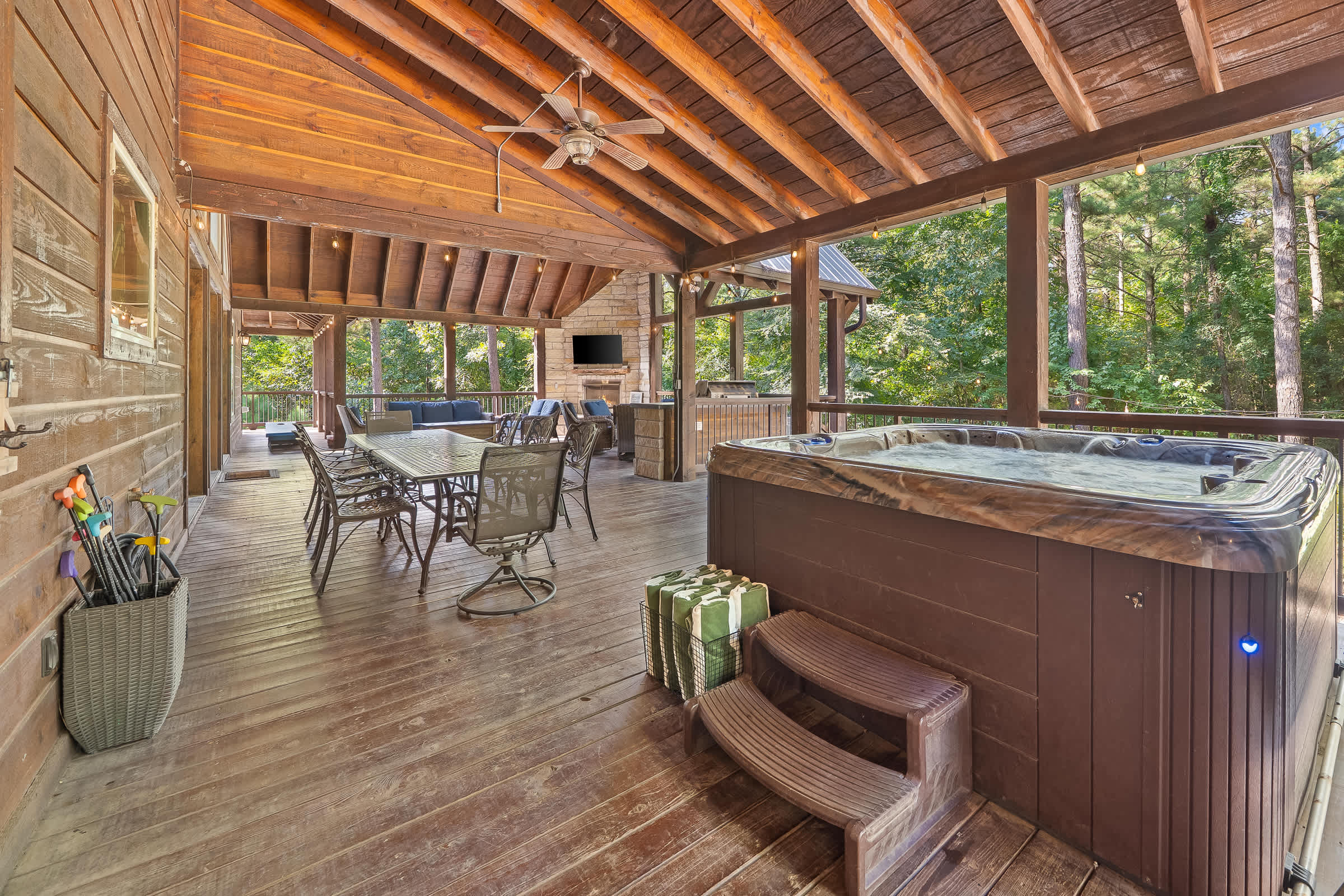 New! 6BR Spa-Firepit-Pool Table-Arcade-Mini Golf!