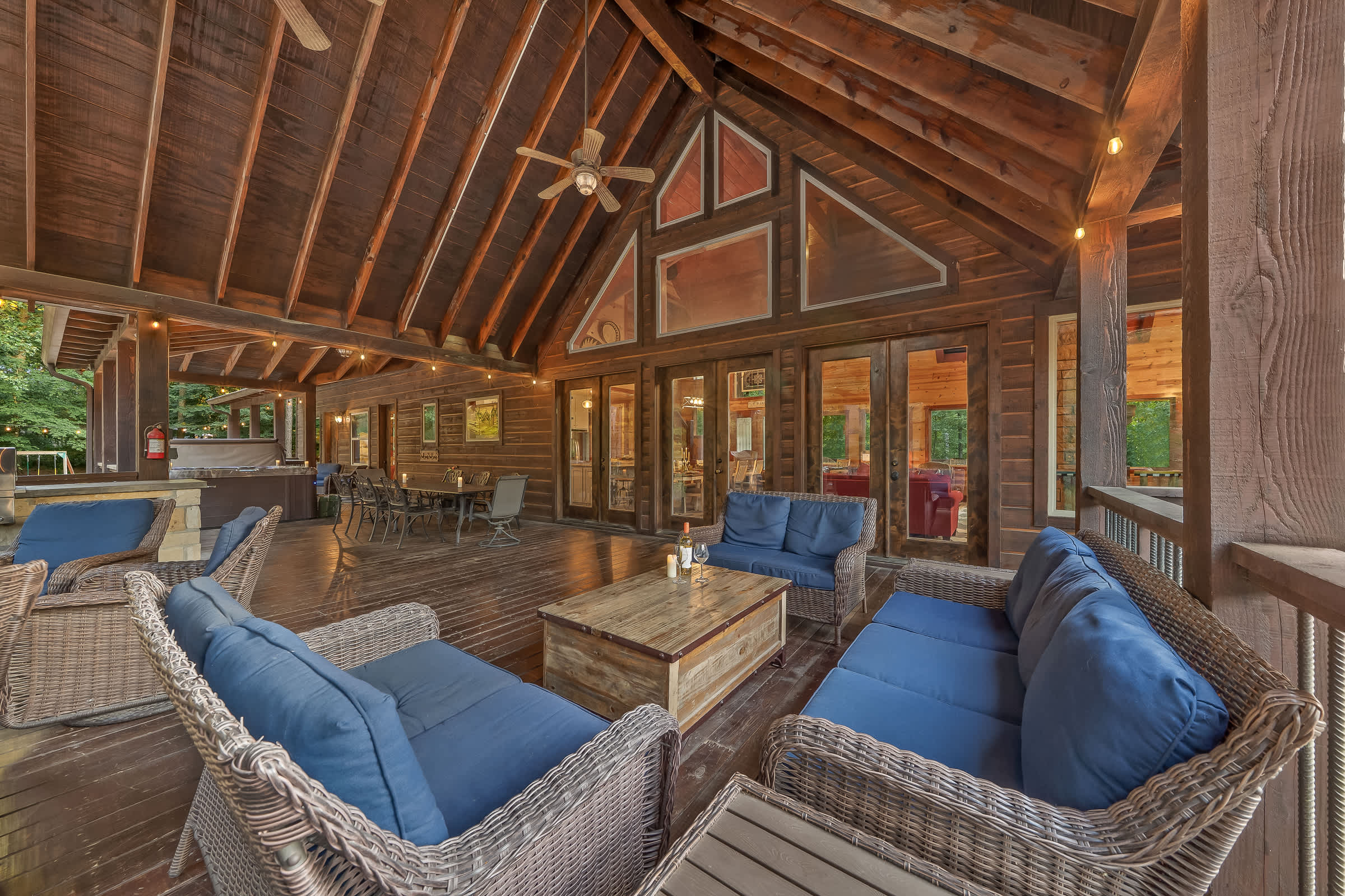 New! 6BR Spa-Firepit-Pool Table-Arcade-Mini Golf!