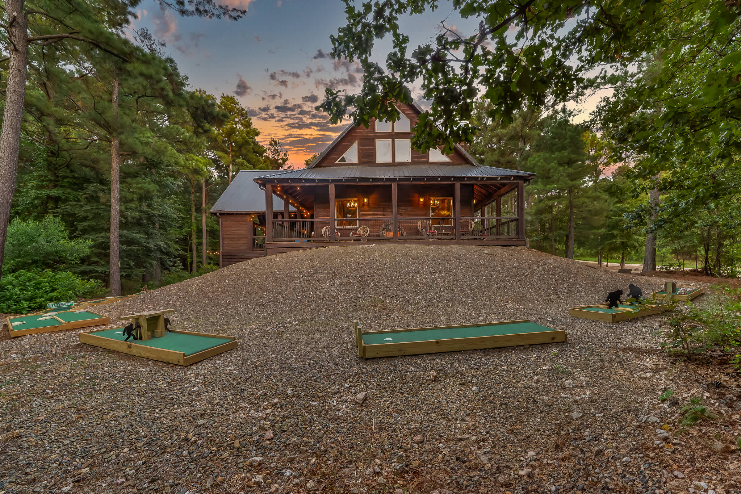 New! 6BR Spa-Firepit-Pool Table-Arcade-Mini Golf!