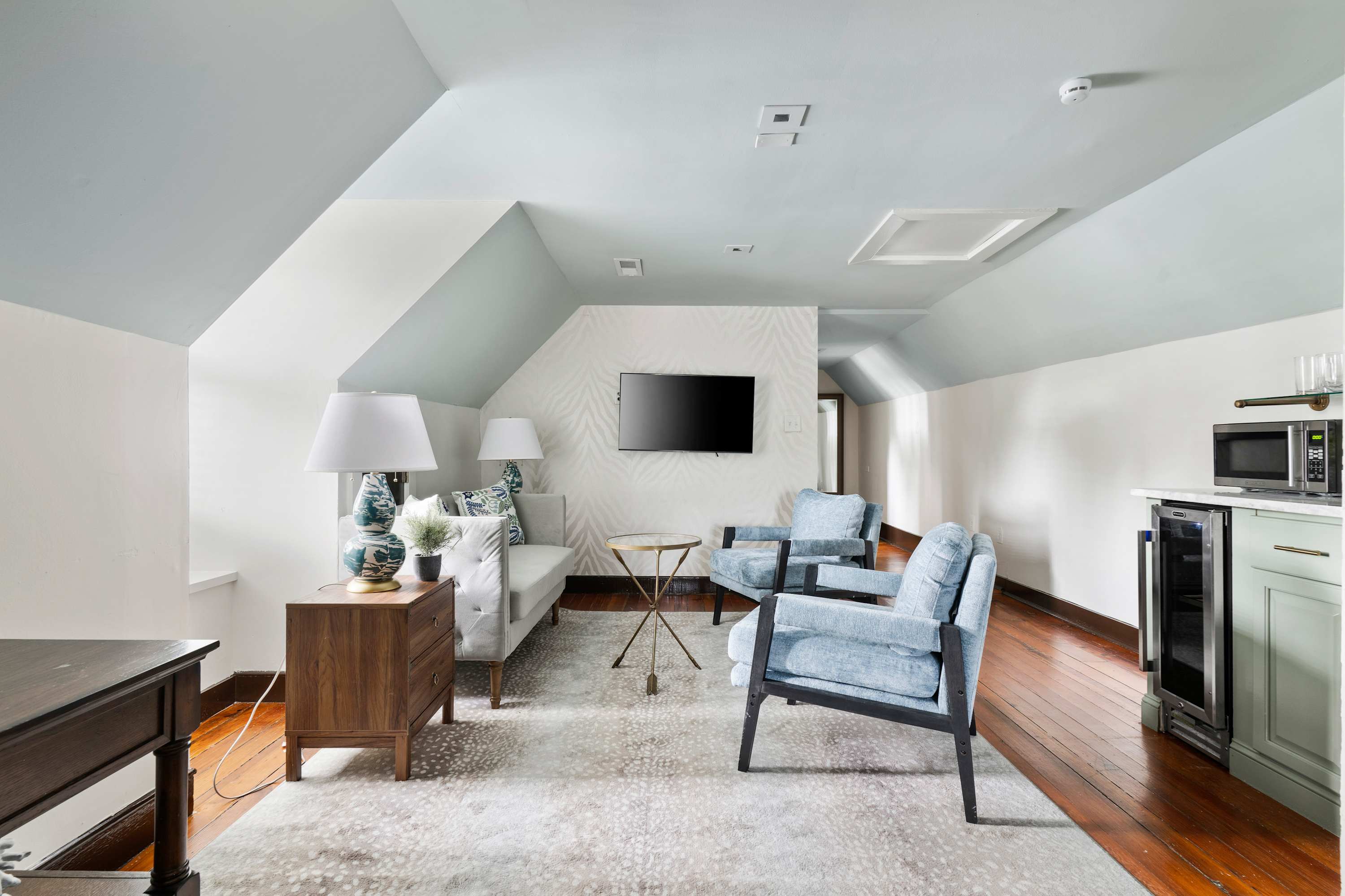 Secondary living room with plenty of seating for your group! 