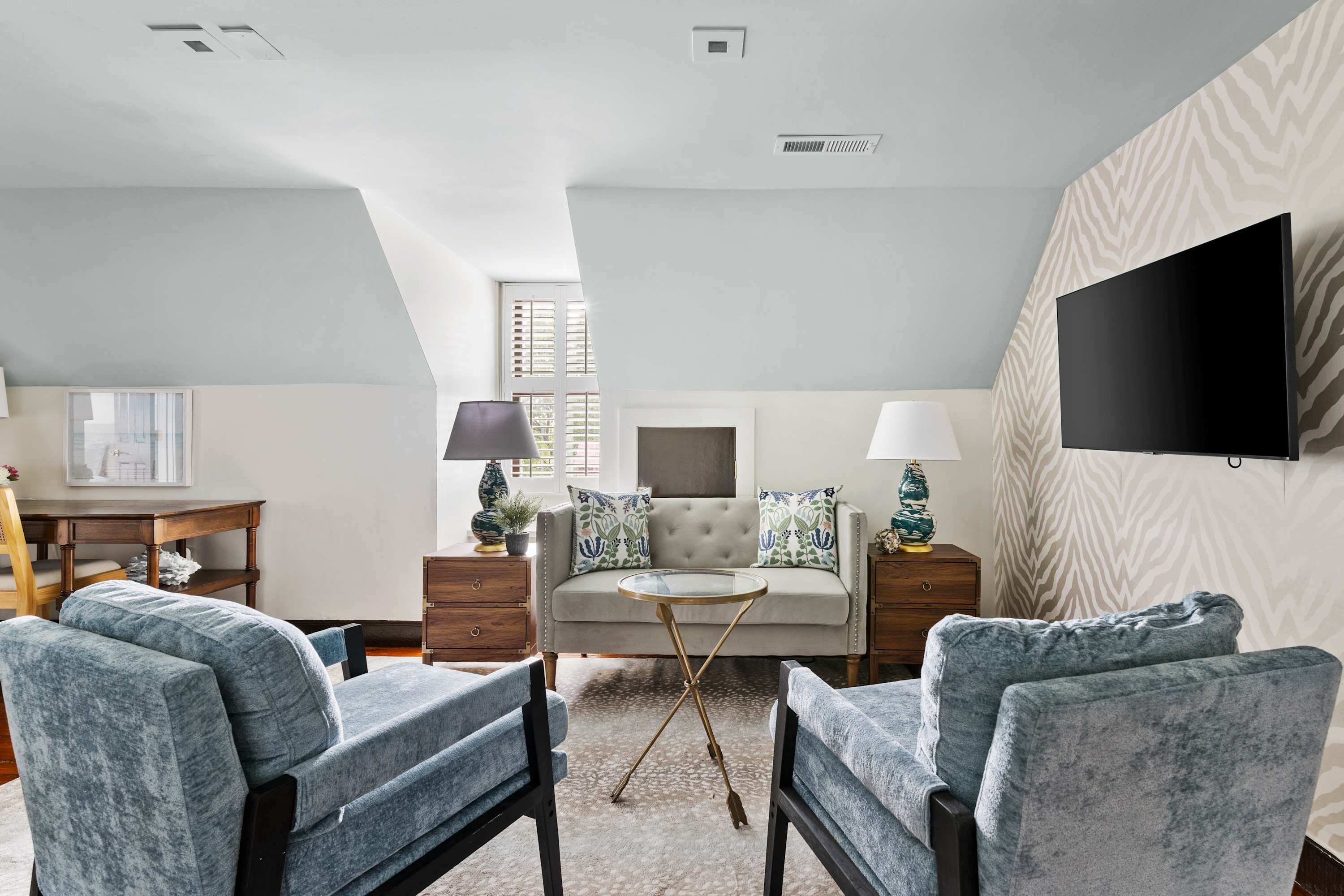 Secondary living room with plenty of seating for your group! 