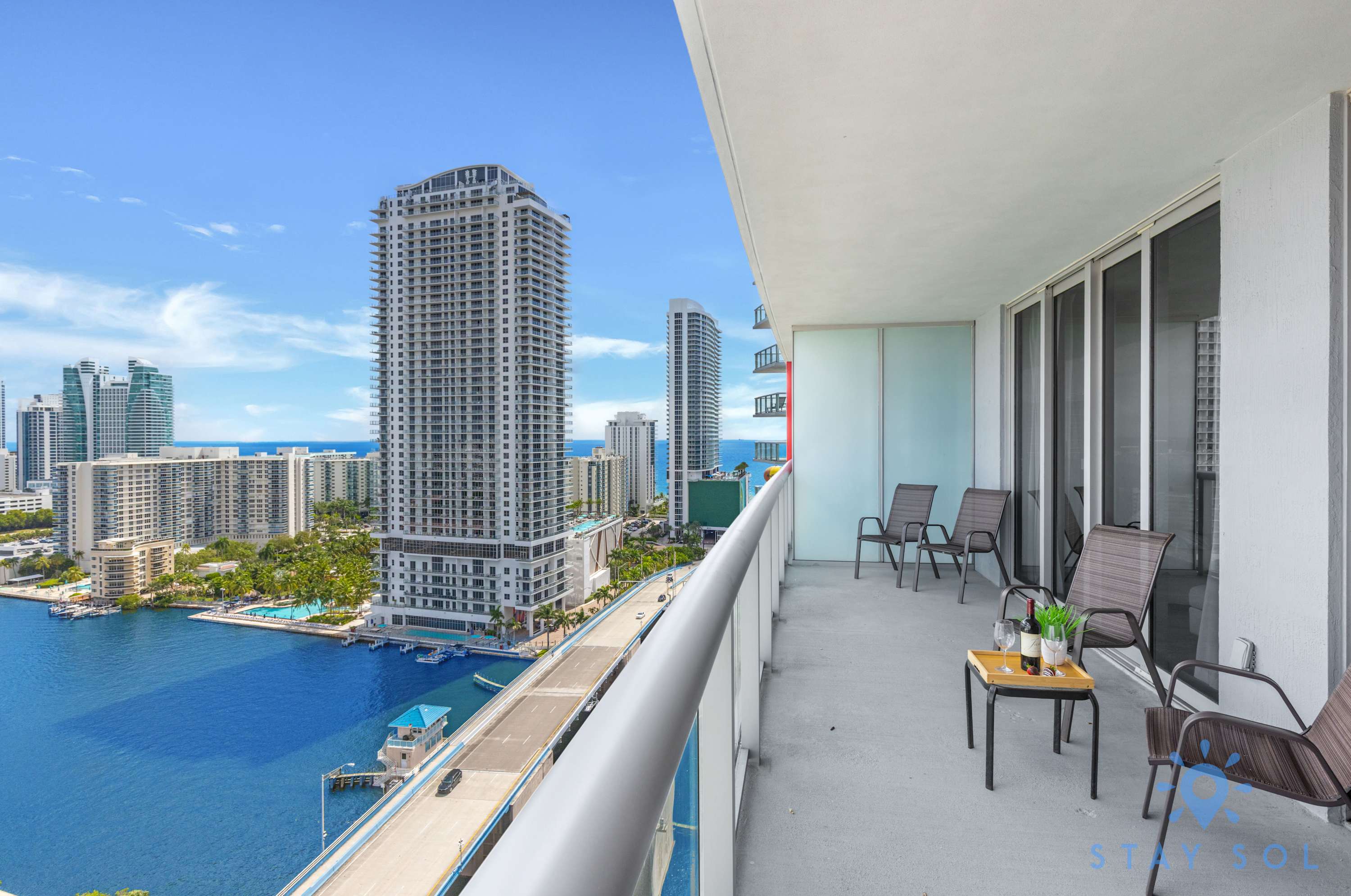 Amazing 1BR Apt w/Private Balcony + pool & Gym