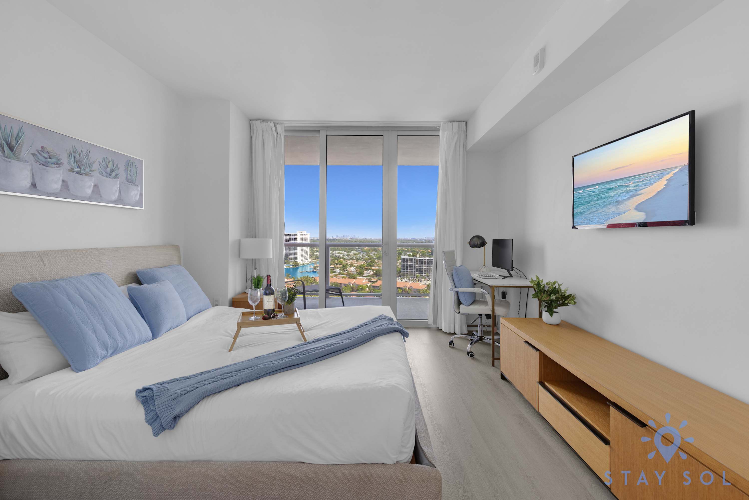 Amazing 1BR Apt w/Private Balcony + pool & Gym