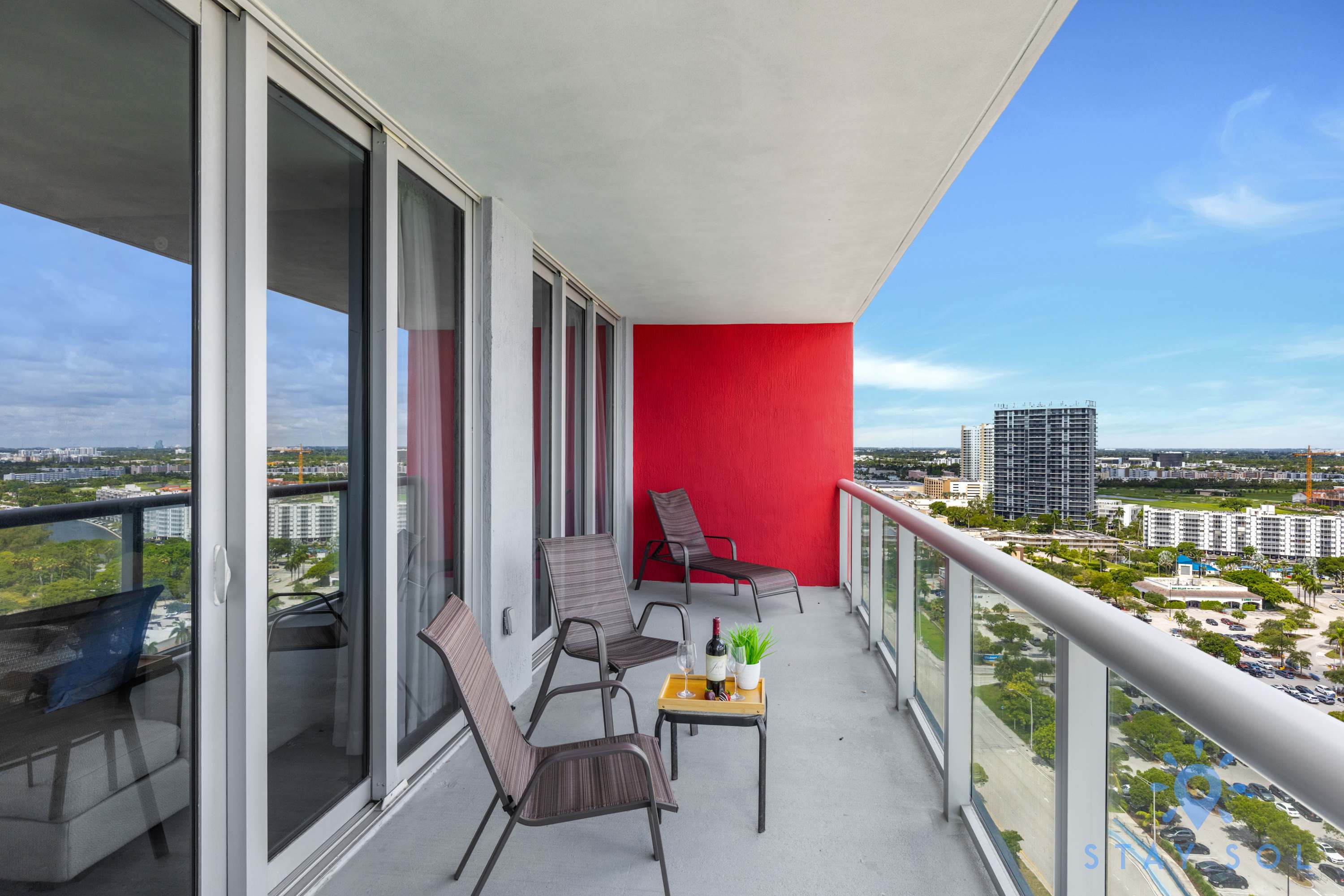 Luxury Apt w/ amazing Views, Beach Access & Pool