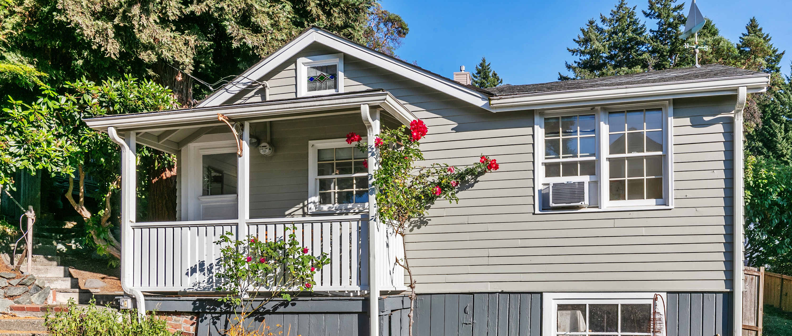 Charming Beach Cottage with Ocean Views & Sauna!