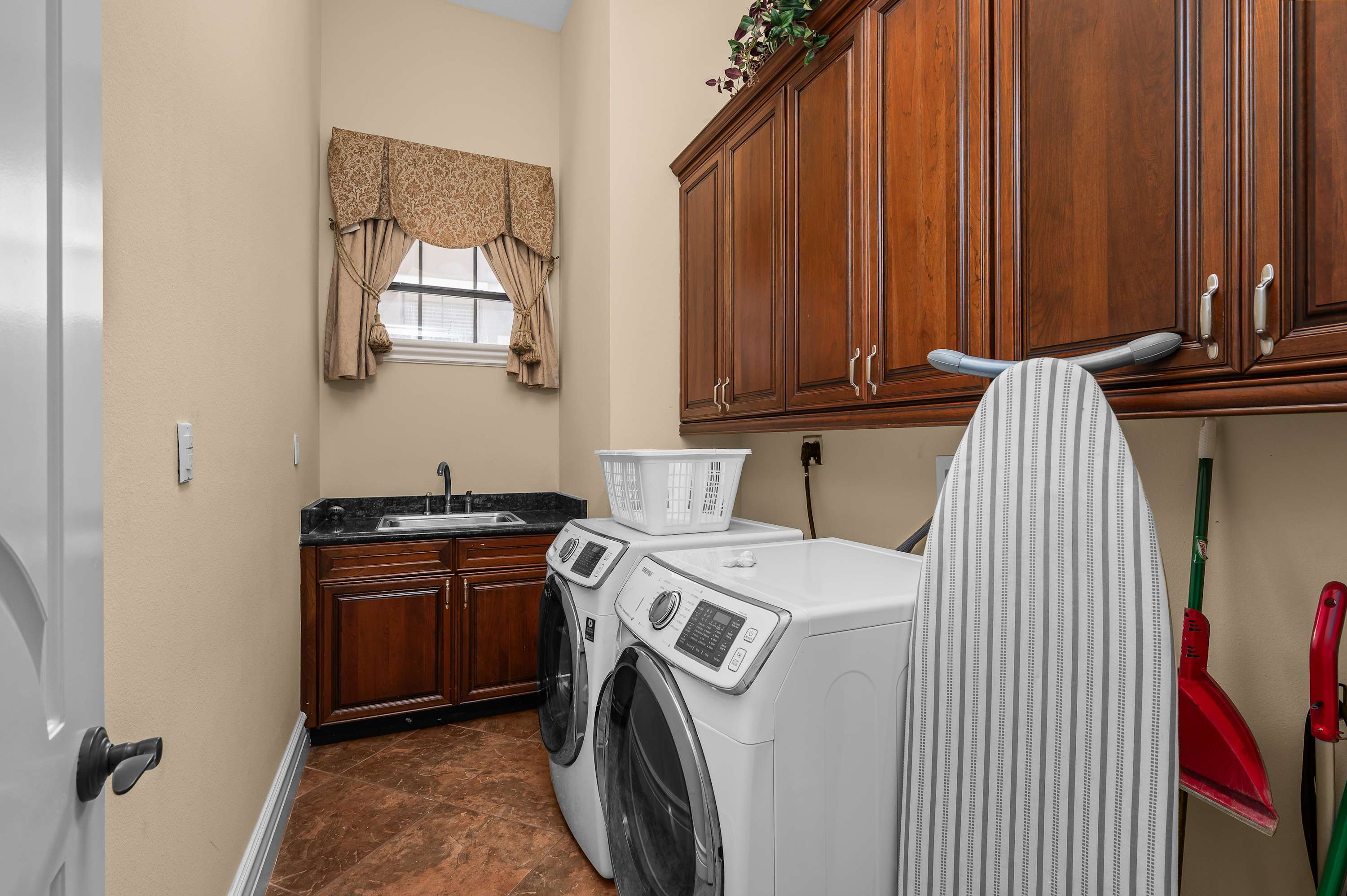 Spacious villa near Disney w/ pool & cinema