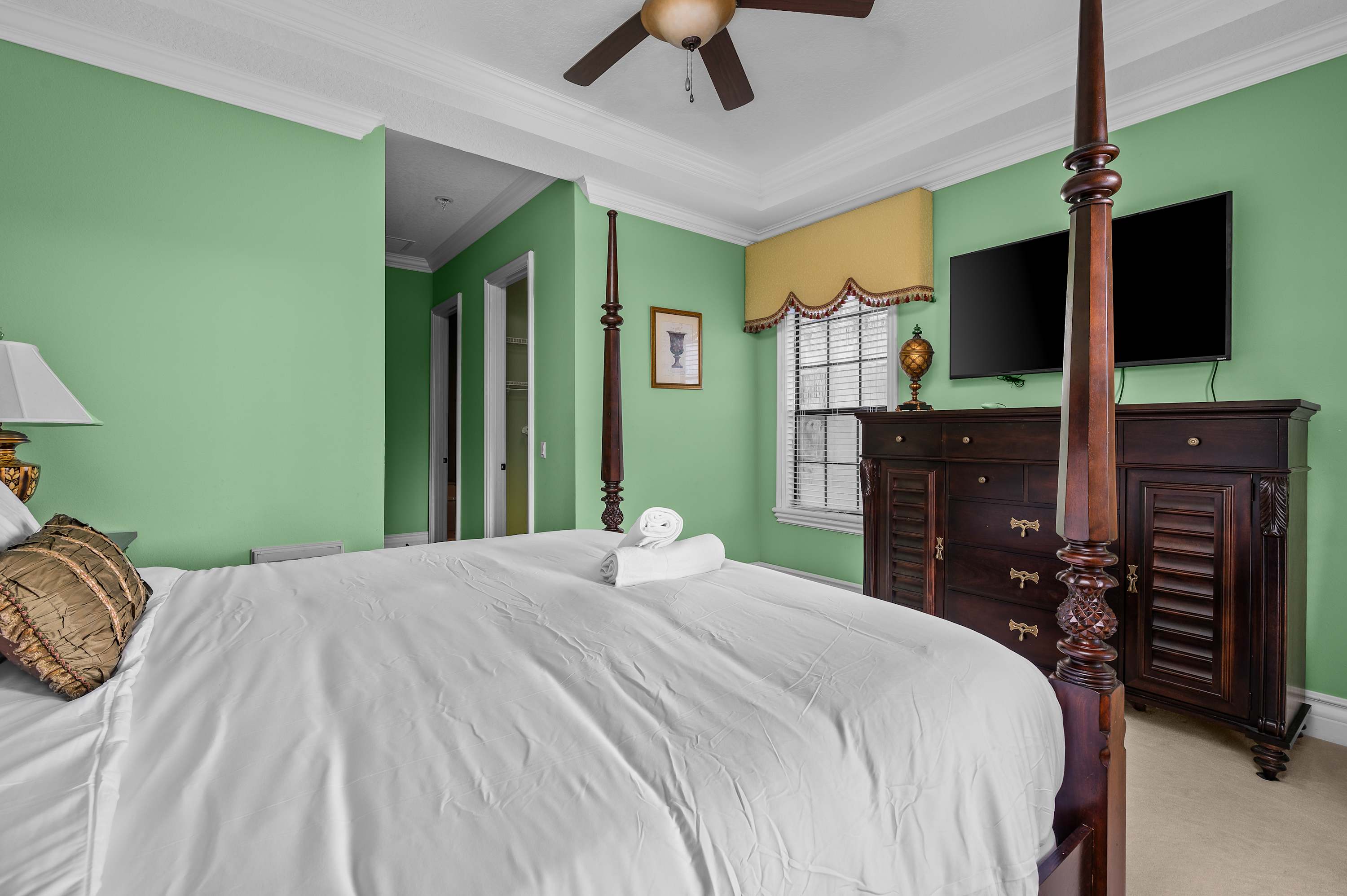 Spacious villa near Disney w/ pool & cinema