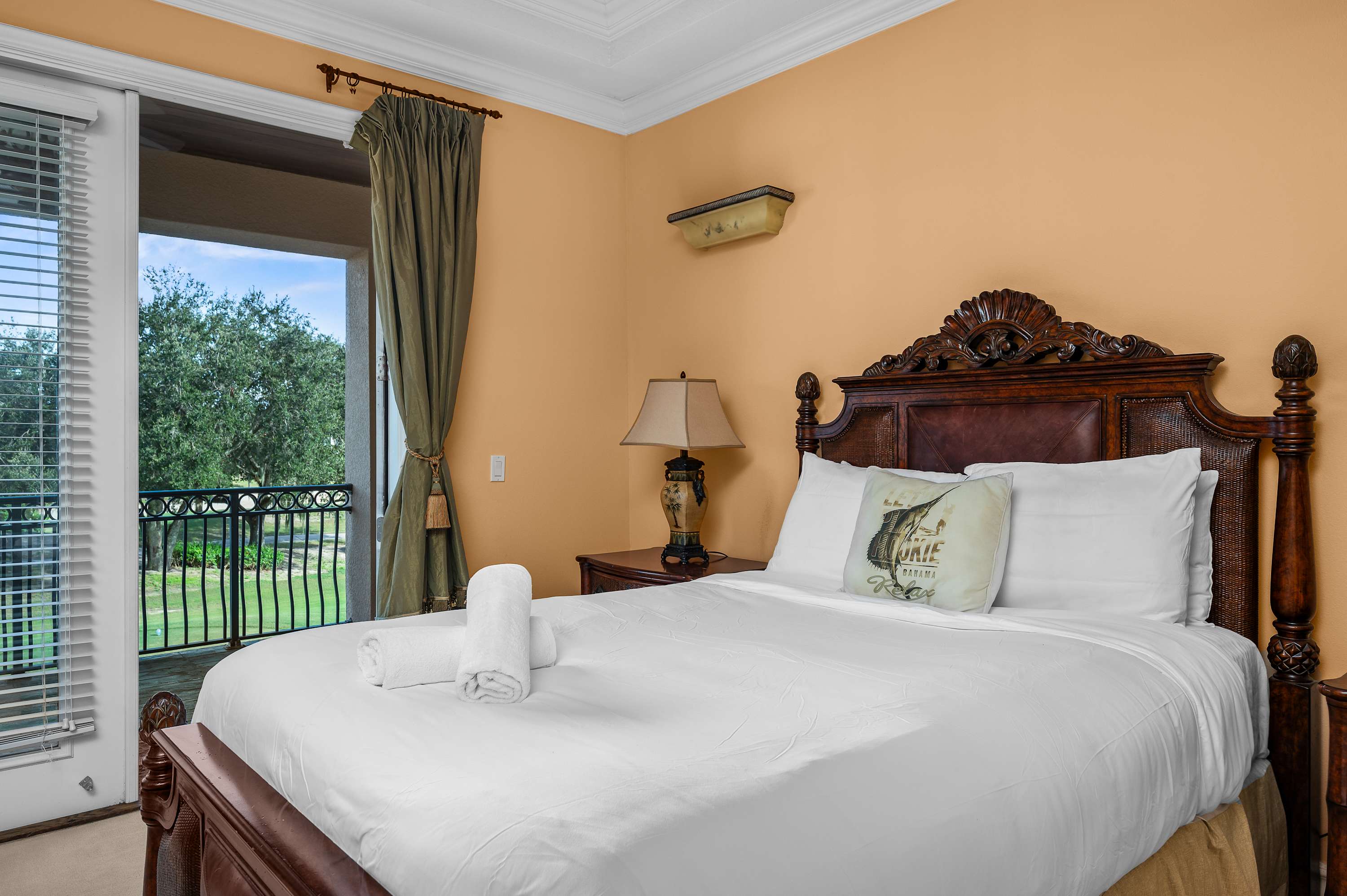 Spacious villa near Disney w/ pool & cinema