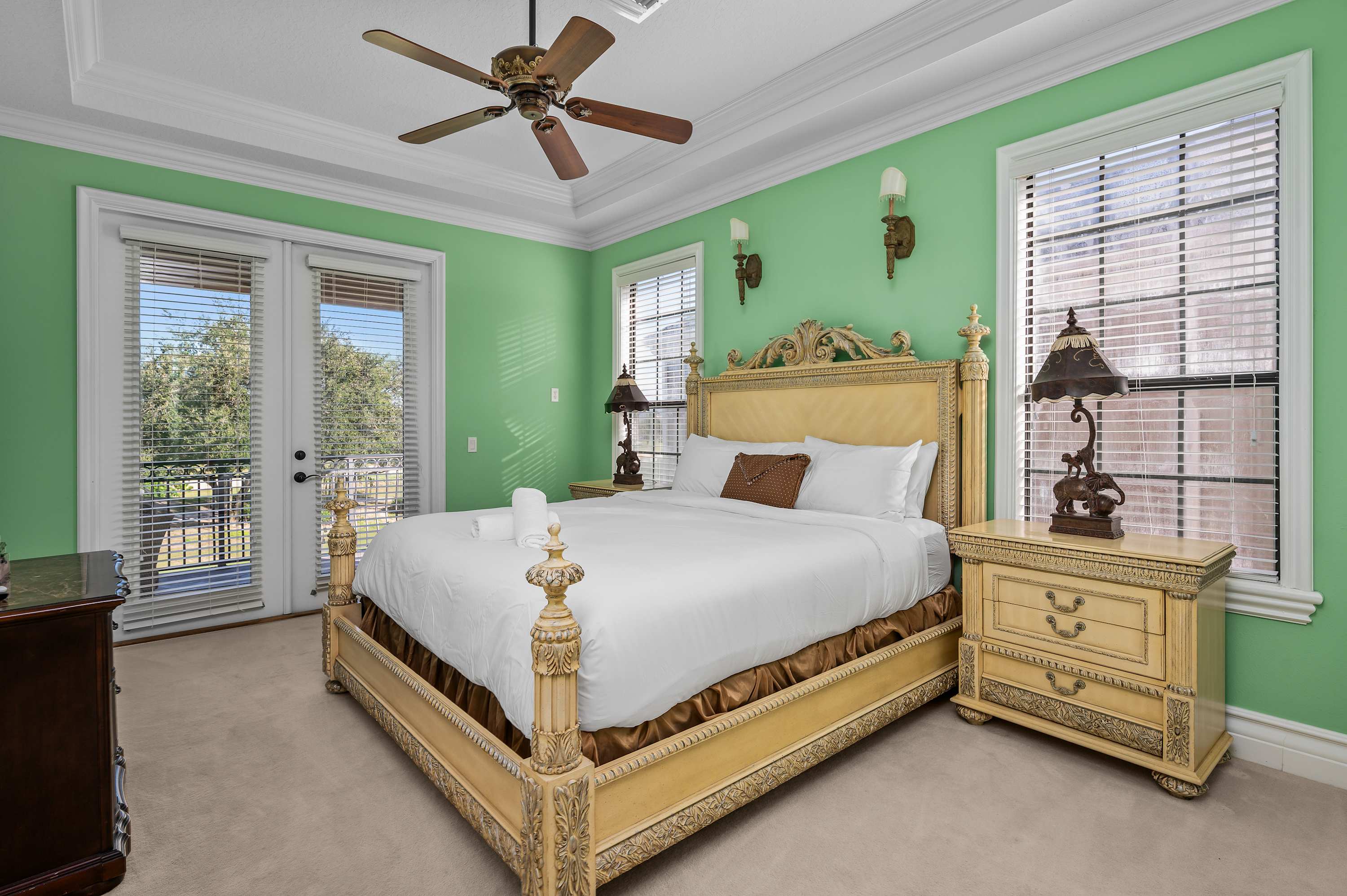 Spacious villa near Disney w/ pool & cinema