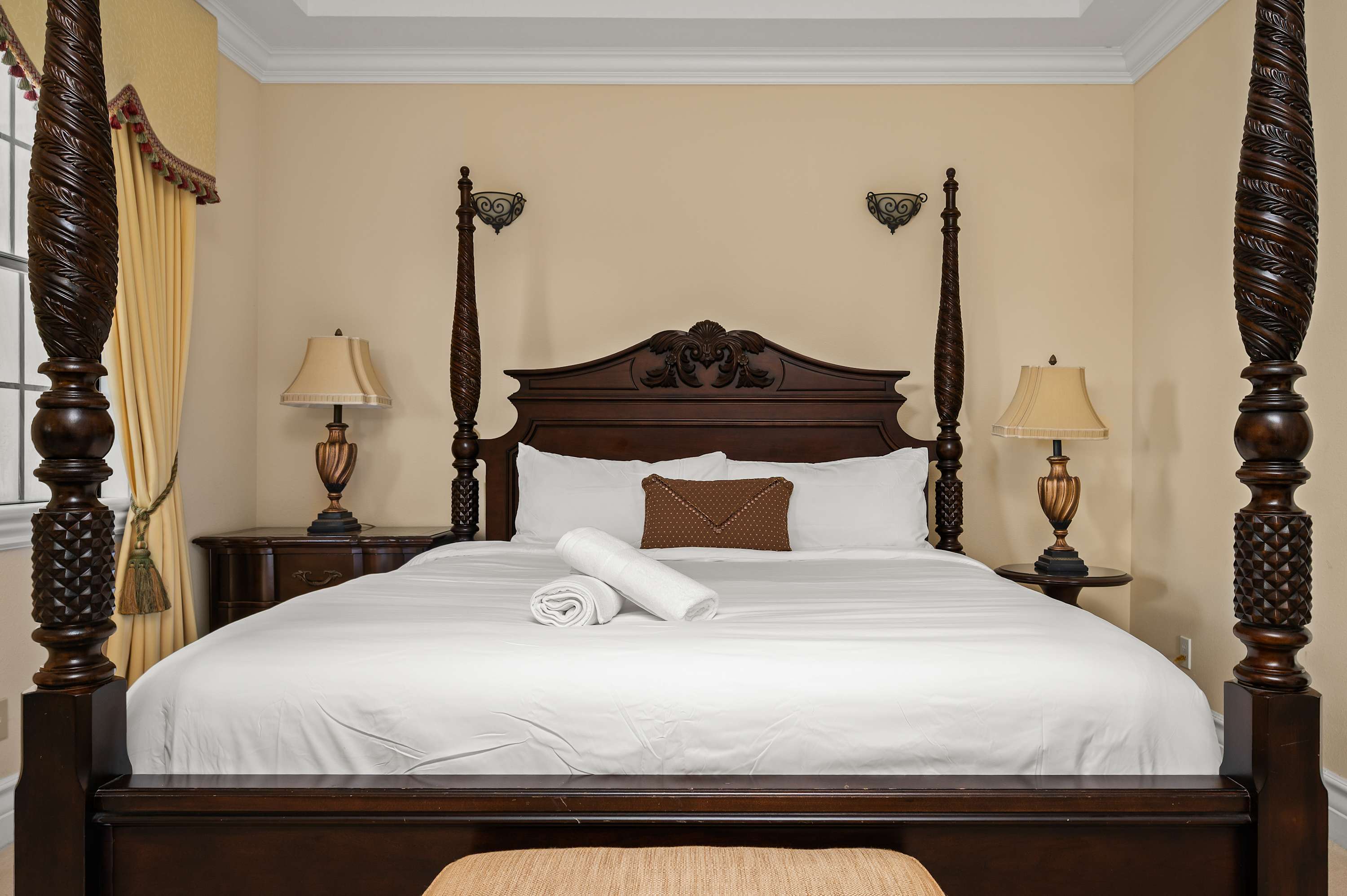 Spacious villa near Disney w/ pool & cinema