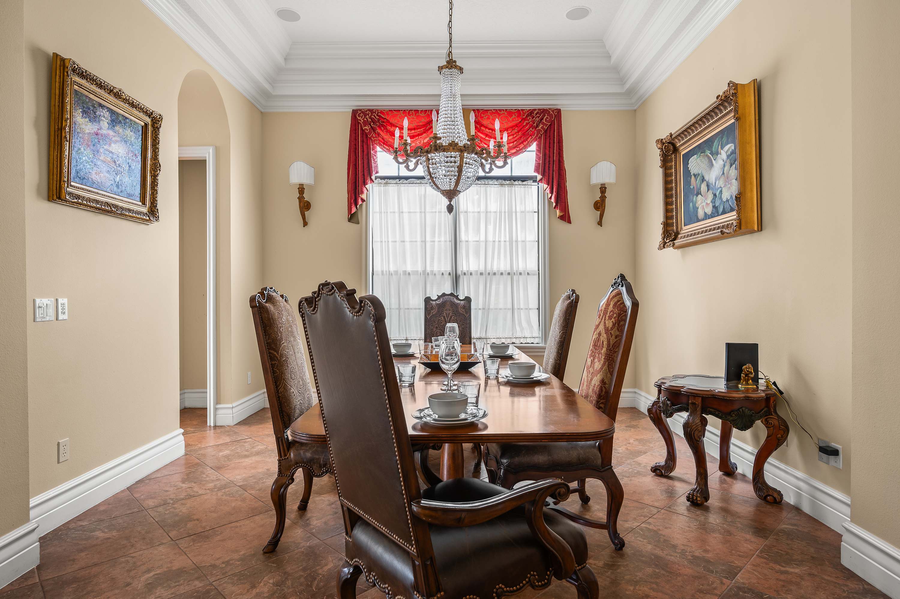 Spacious villa near Disney w/ pool & cinema