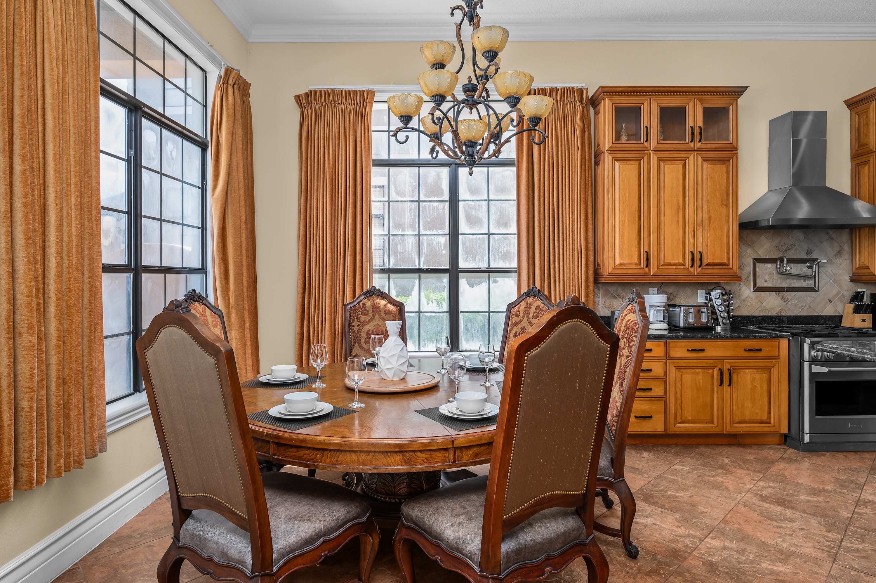 Spacious villa near Disney w/ pool & cinema