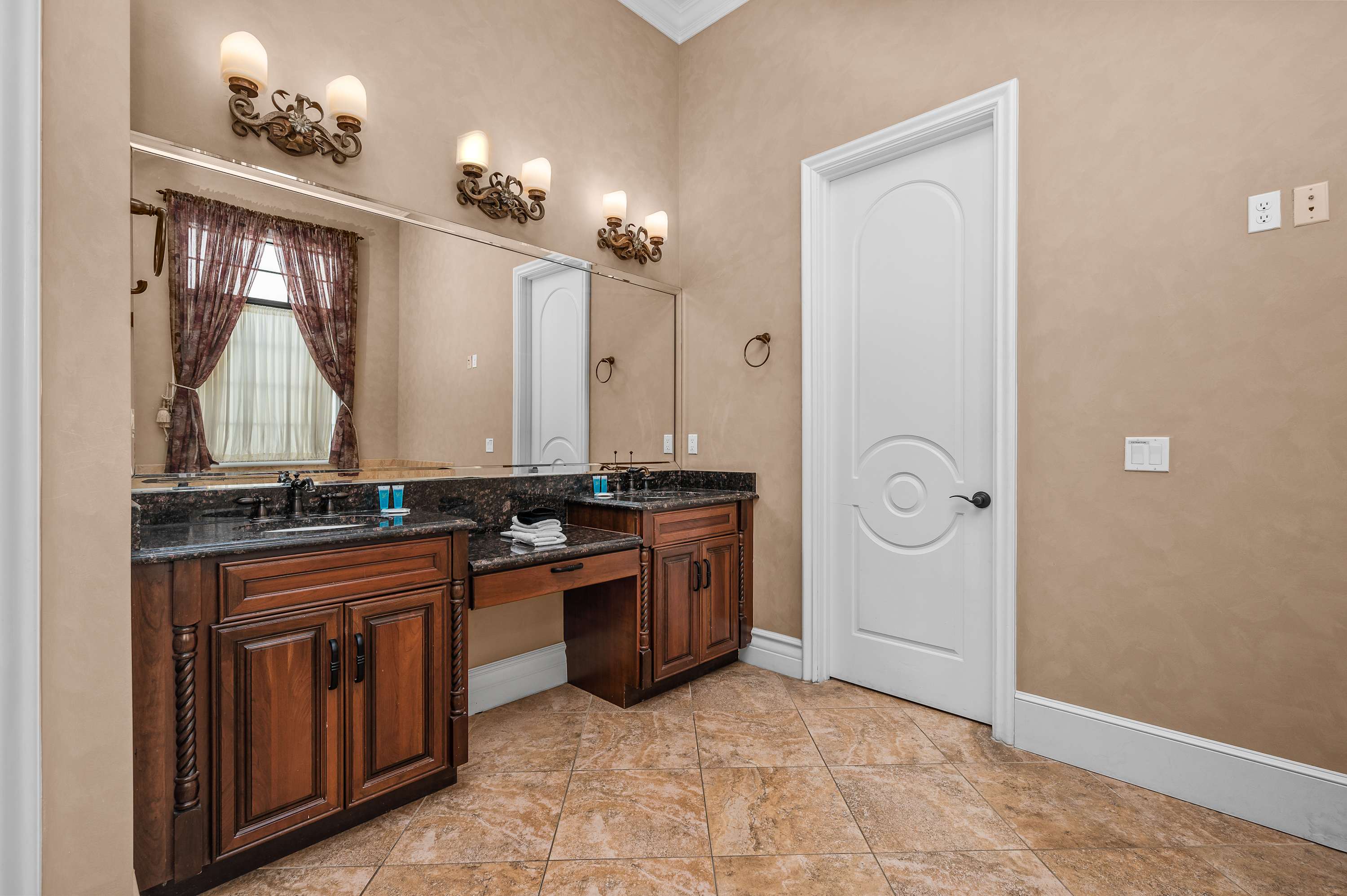 Spacious villa near Disney w/ pool & cinema