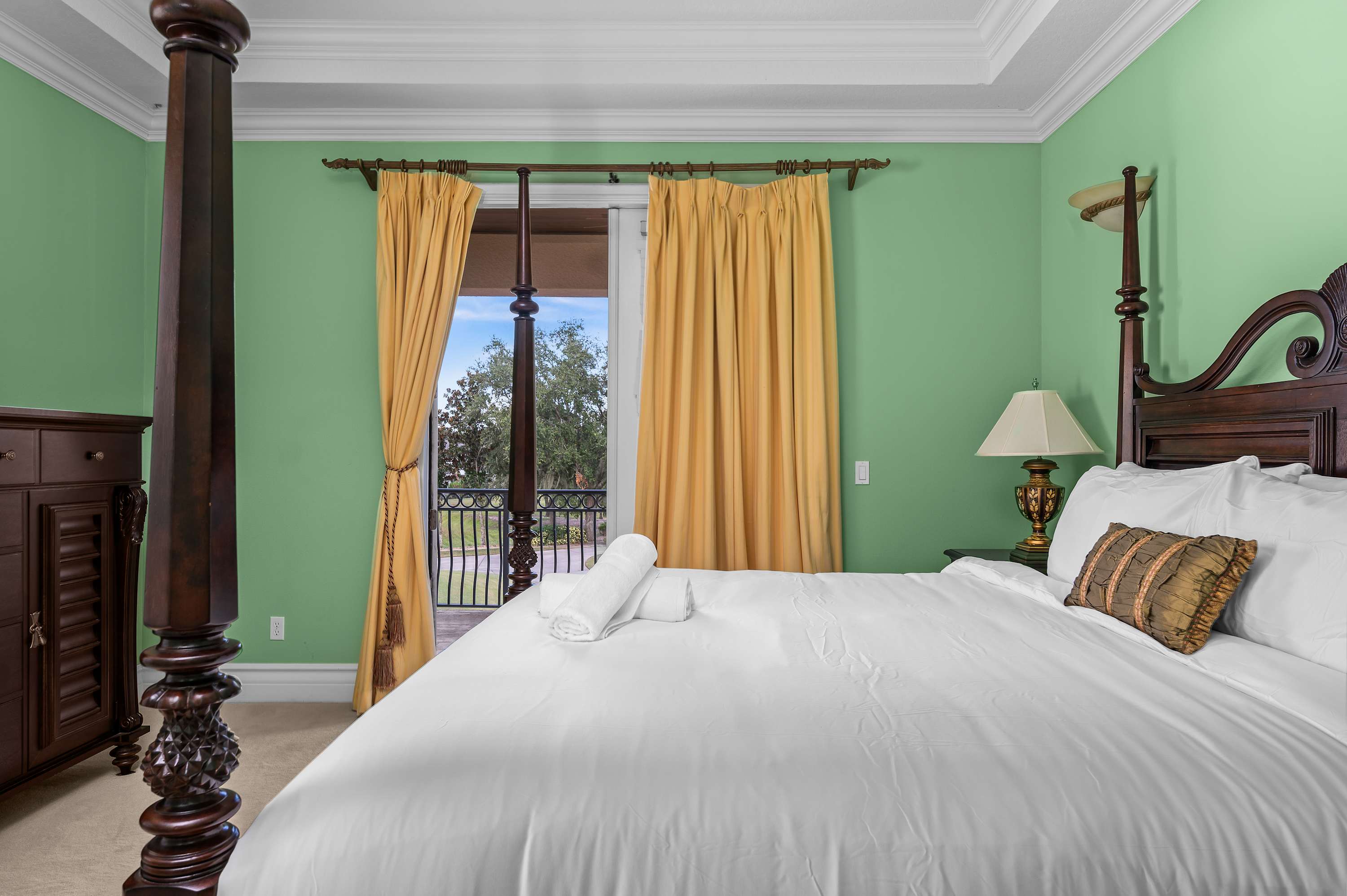 Spacious villa near Disney w/ pool & cinema