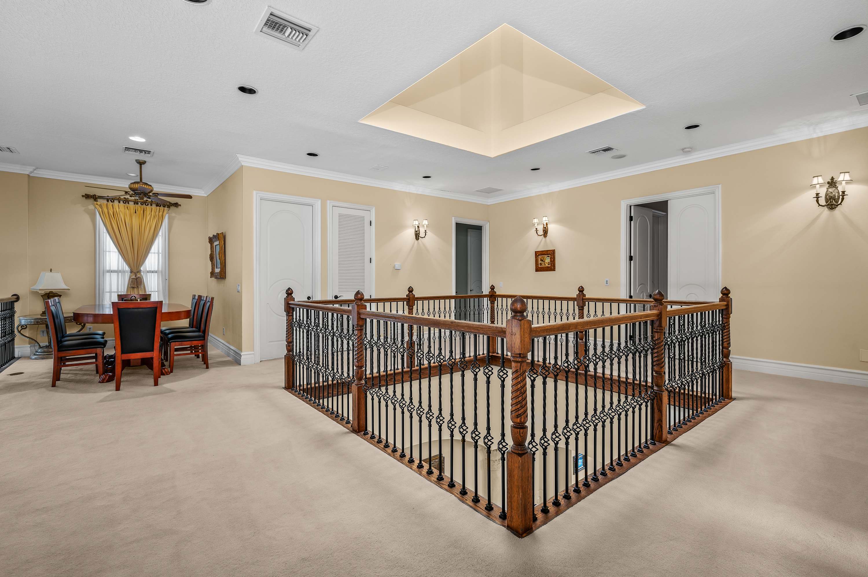 Spacious villa near Disney w/ pool & cinema