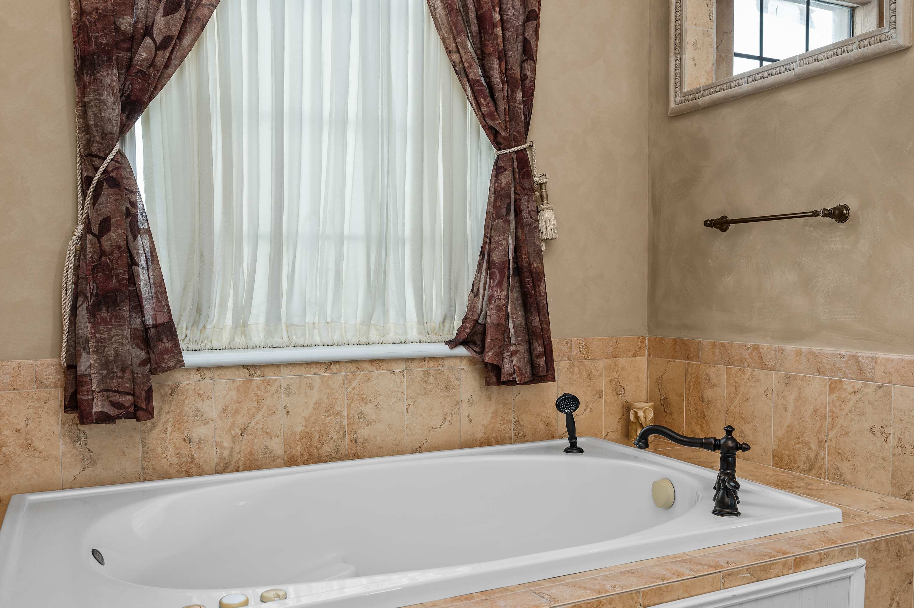 Spacious villa near Disney w/ pool & cinema