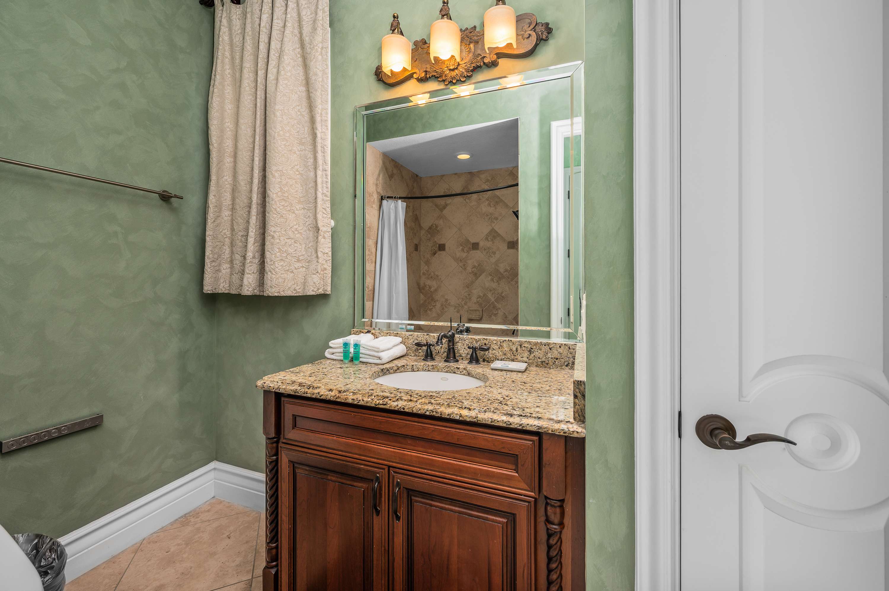 Spacious villa near Disney w/ pool & cinema