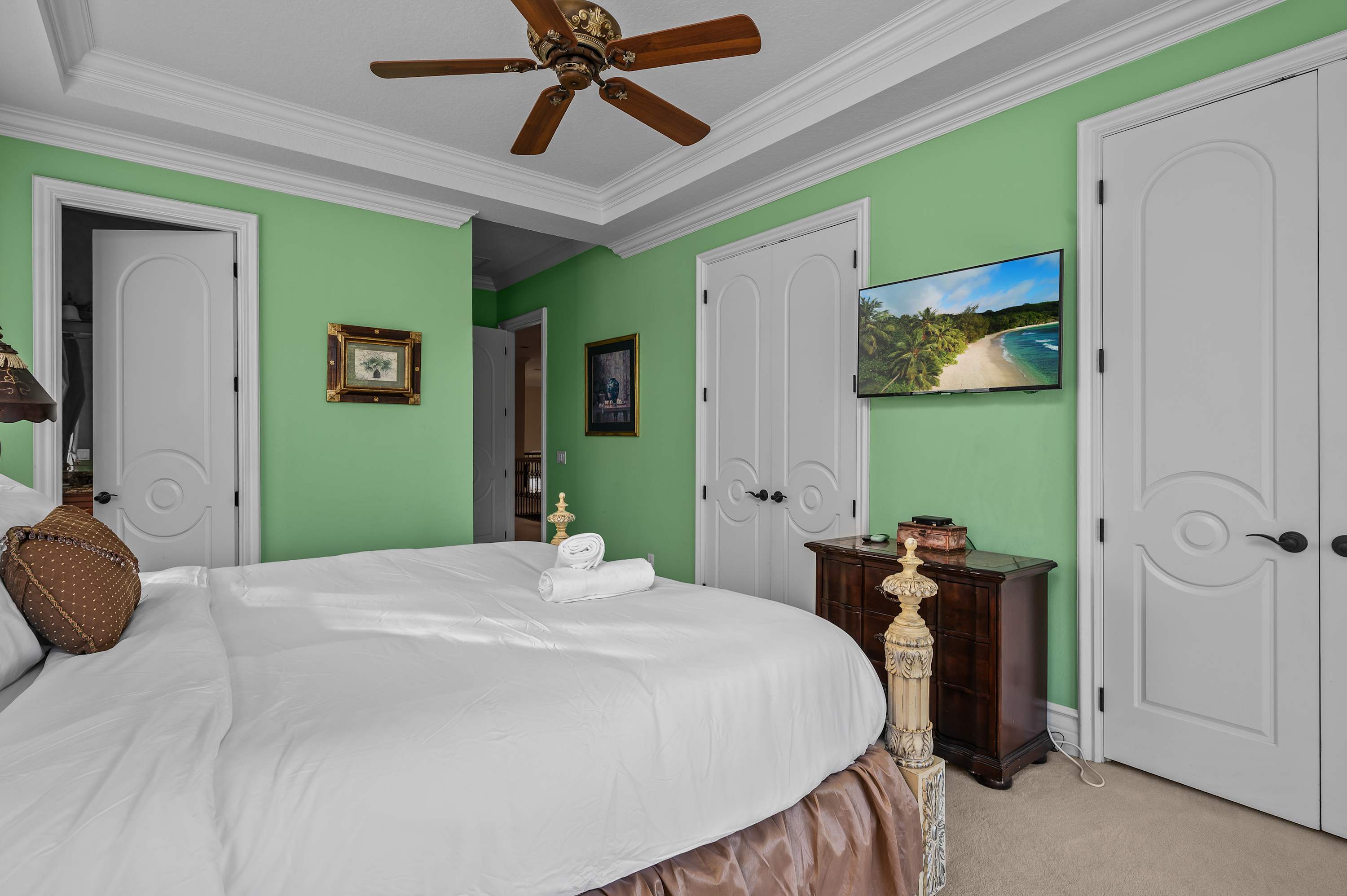 Spacious villa near Disney w/ pool & cinema