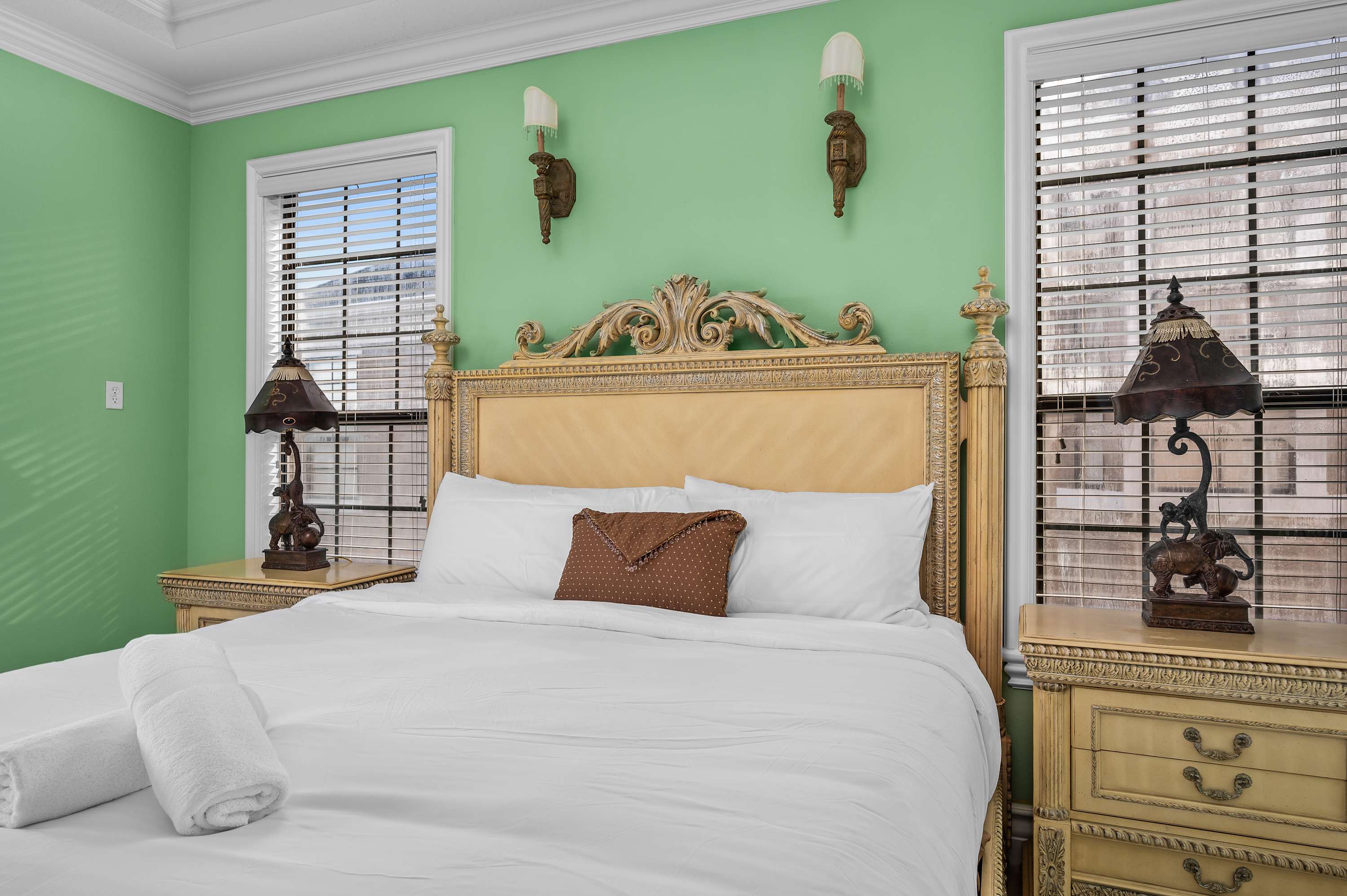 Spacious villa near Disney w/ pool & cinema