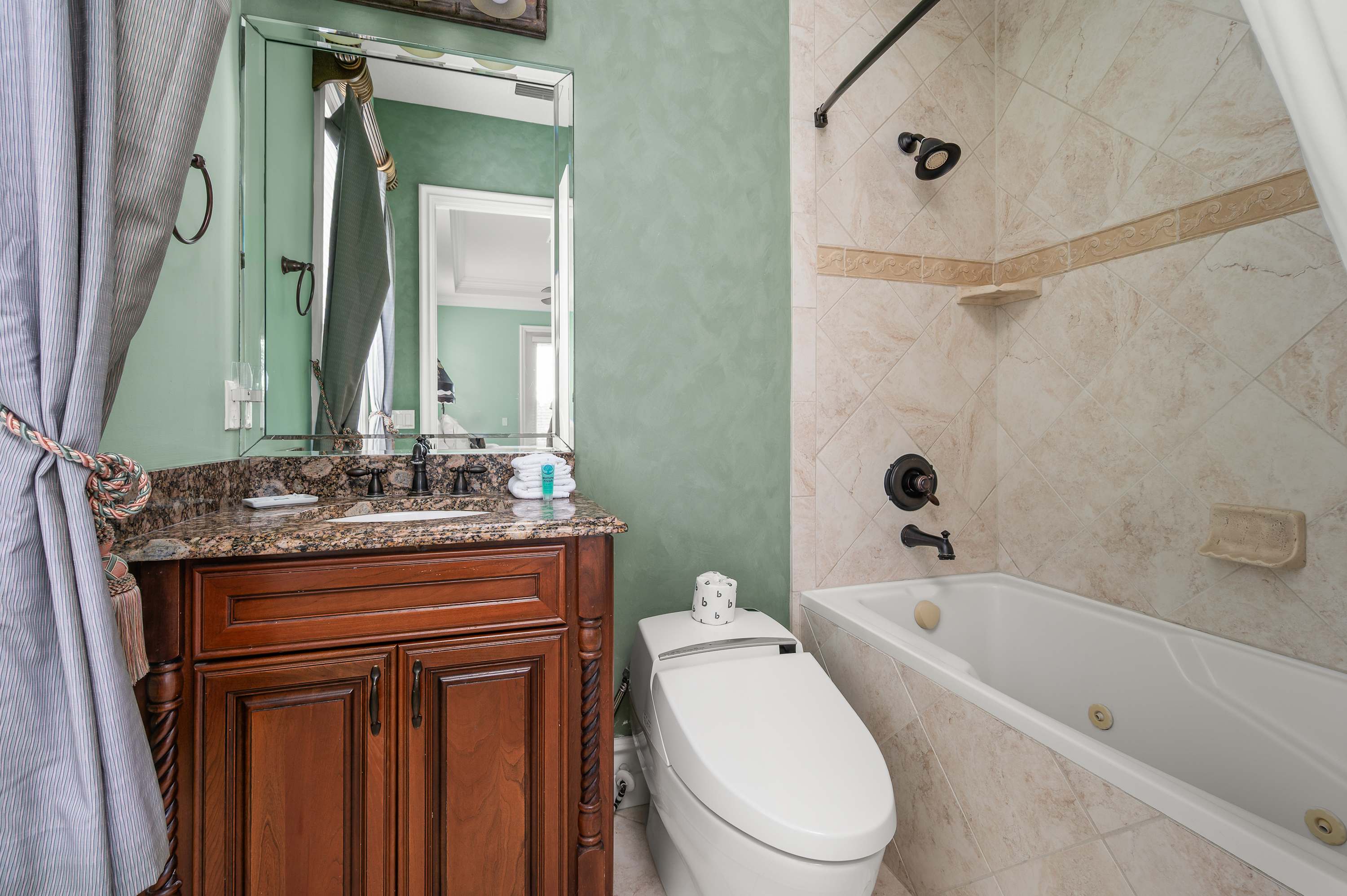 Spacious villa near Disney w/ pool & cinema