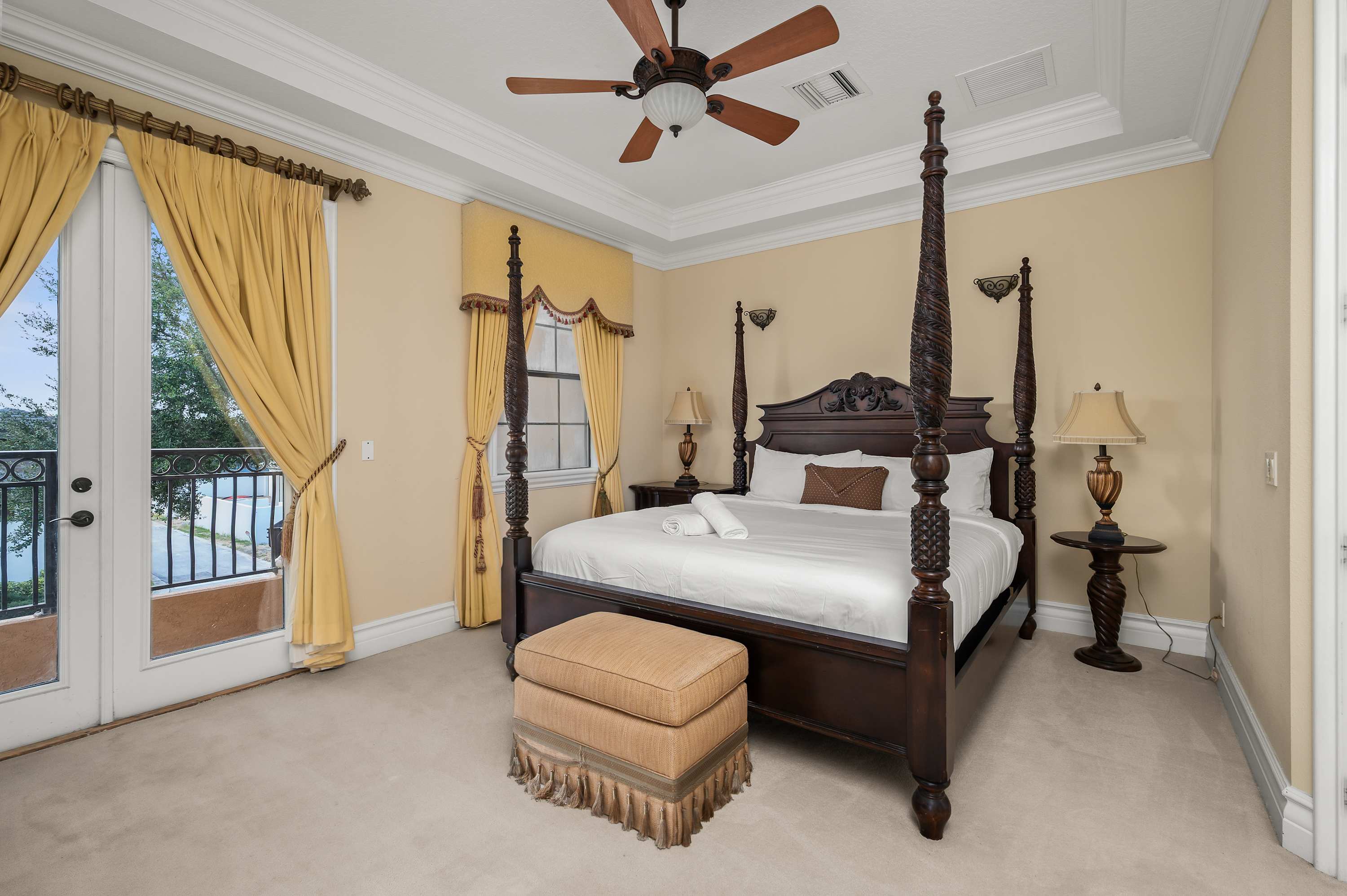 Spacious villa near Disney w/ pool & cinema