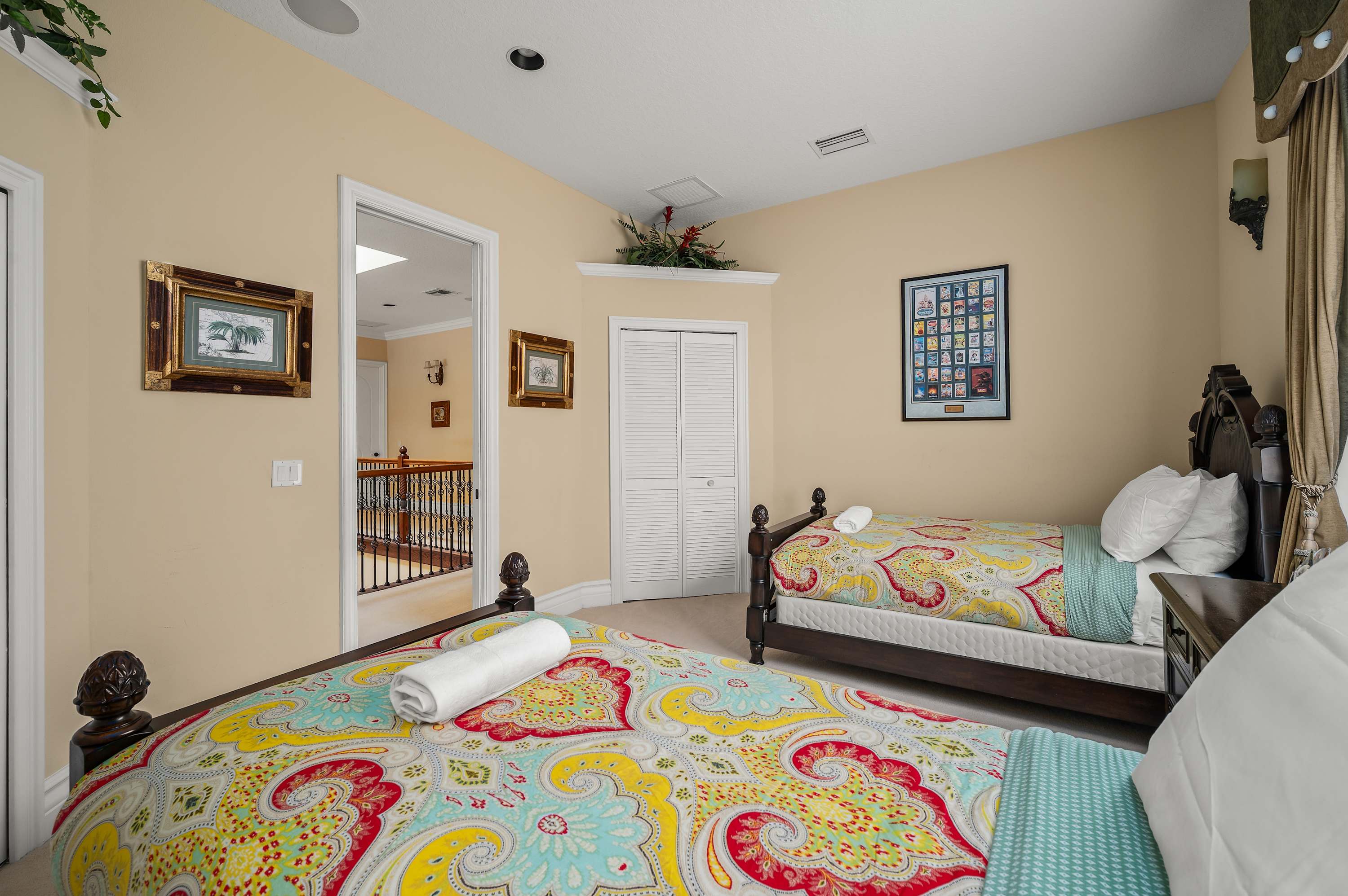 Spacious villa near Disney w/ pool & cinema